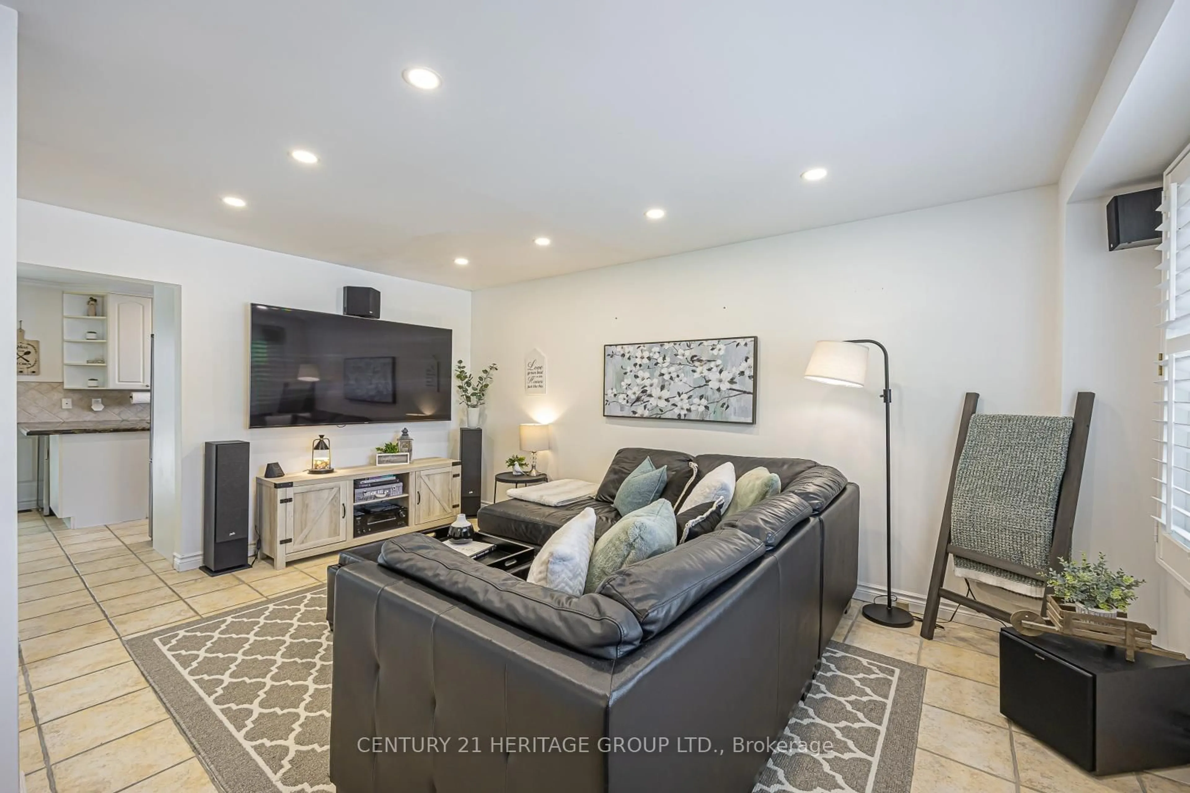 Living room with furniture, unknown for 279 Rockway Crt, Newmarket Ontario L3Y 3M3
