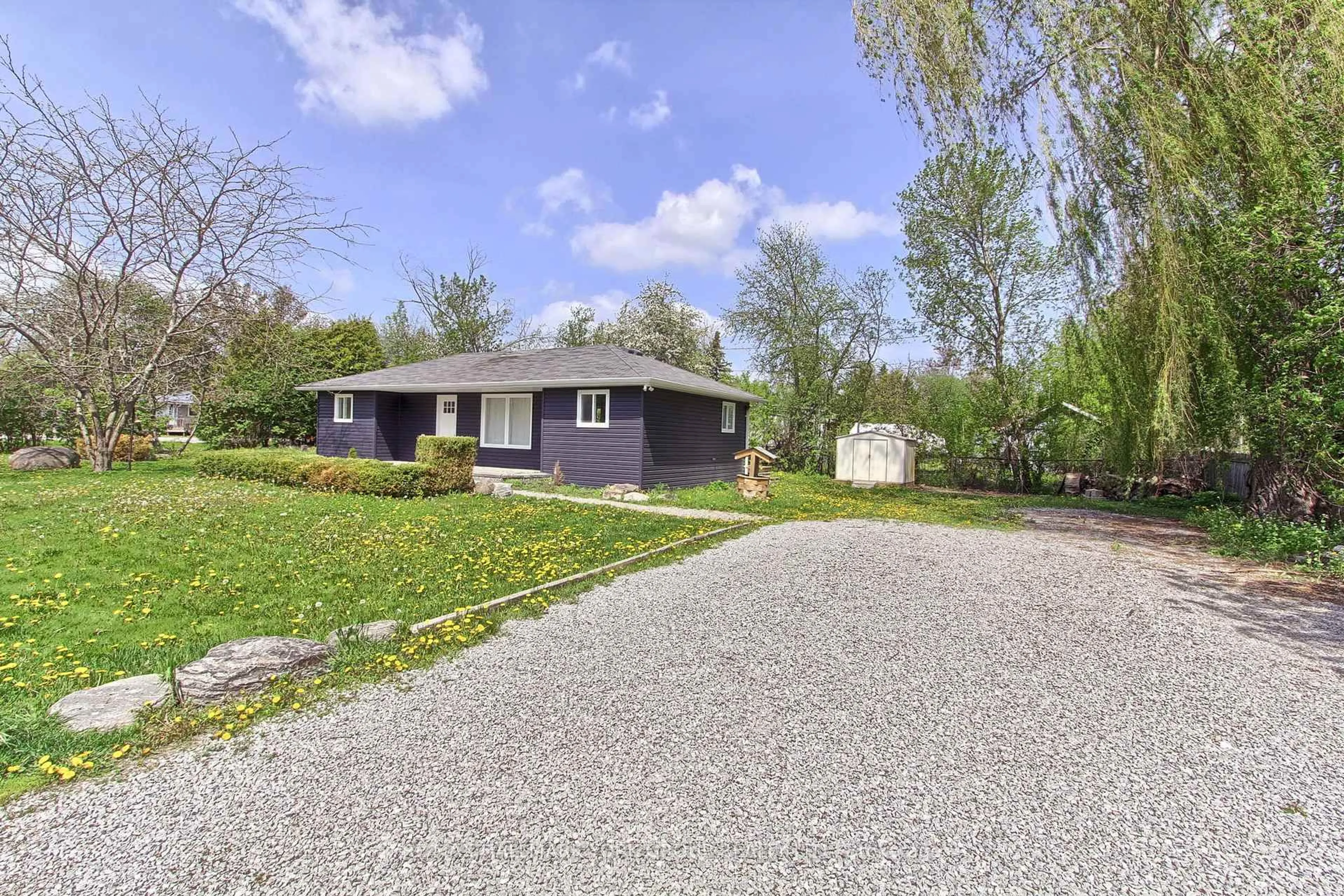 A pic from outside/outdoor area/front of a property/back of a property/a pic from drone, street for 32 Larch Lane, Georgina Ontario L0E 1N0