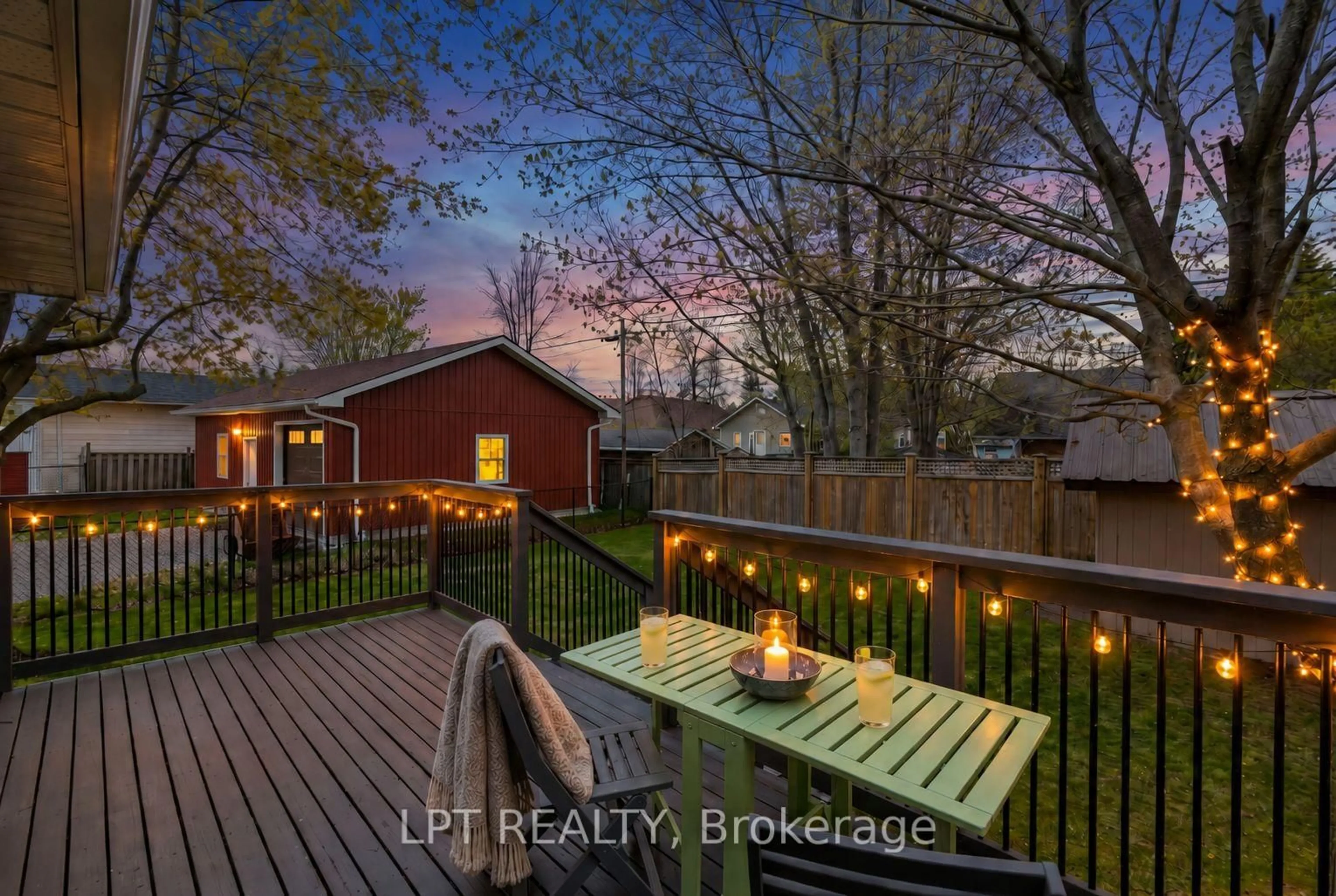 Patio, street for 818 Poplar Ave, Georgina Ontario L4P 3E9
