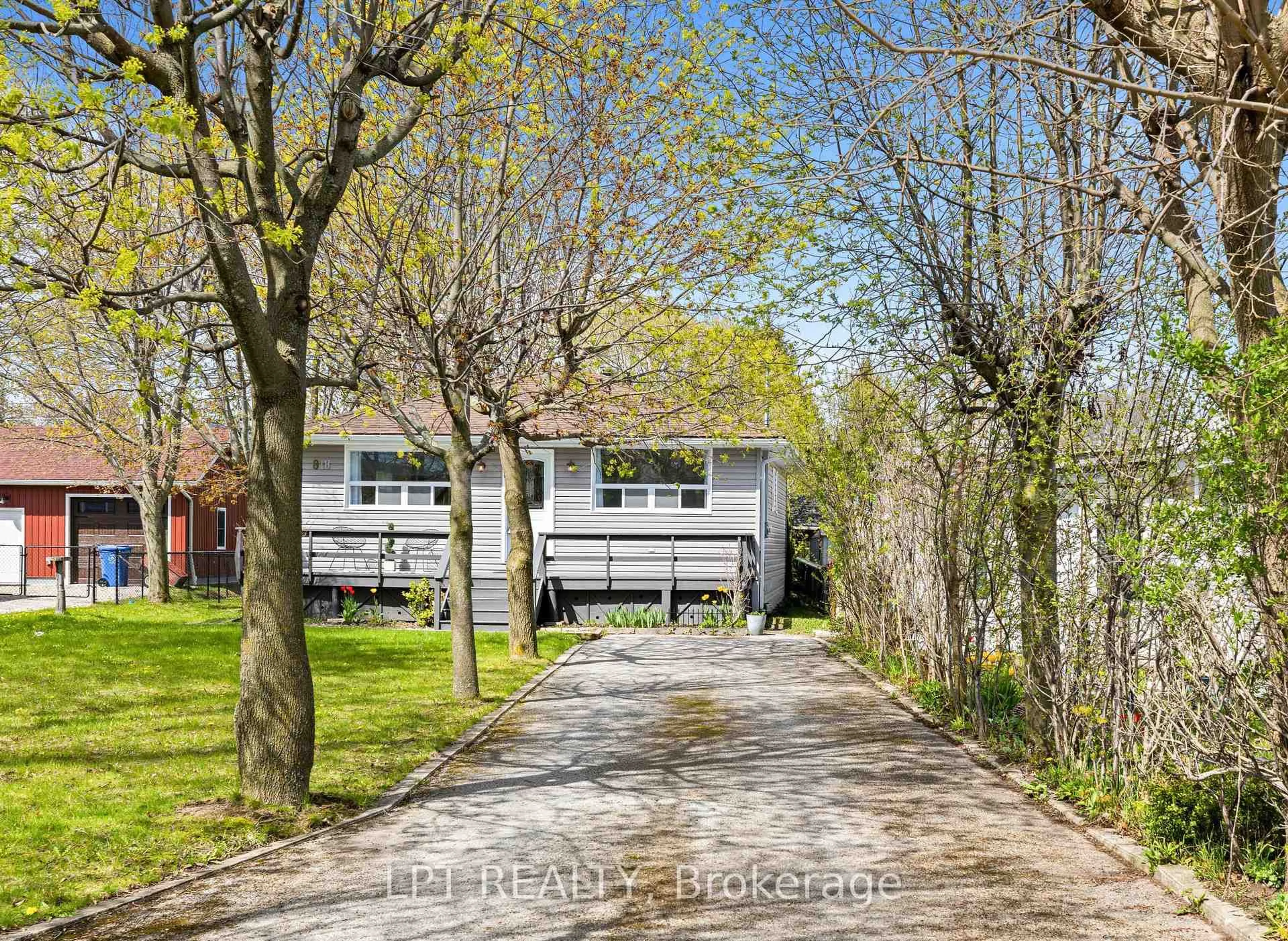 A pic from outside/outdoor area/front of a property/back of a property/a pic from drone, street for 818 Poplar Ave, Georgina Ontario L4P 3E9