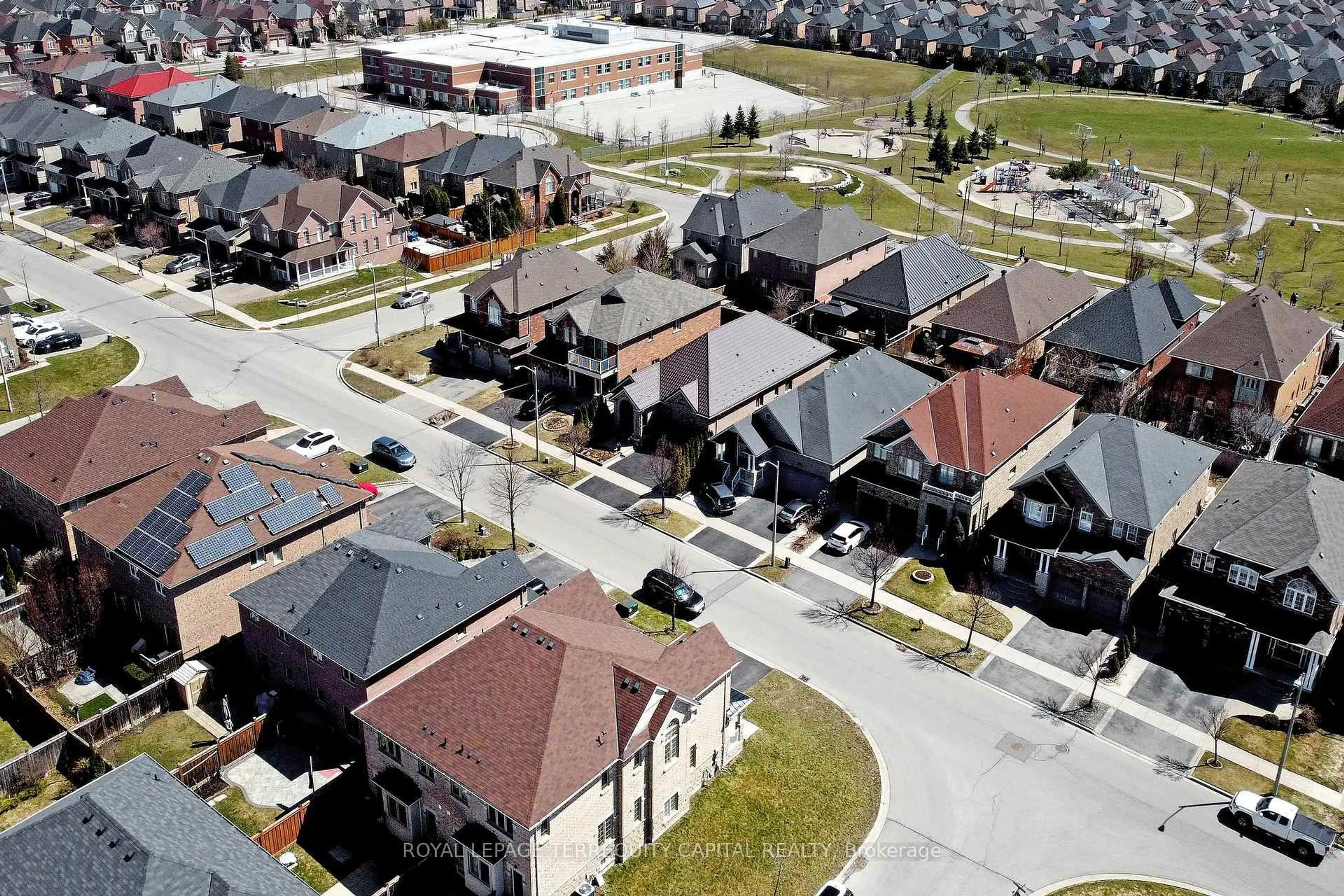 A pic from outside/outdoor area/front of a property/back of a property/a pic from drone, street for 70 Lealinds Rd, Vaughan Ontario L6A 0L9