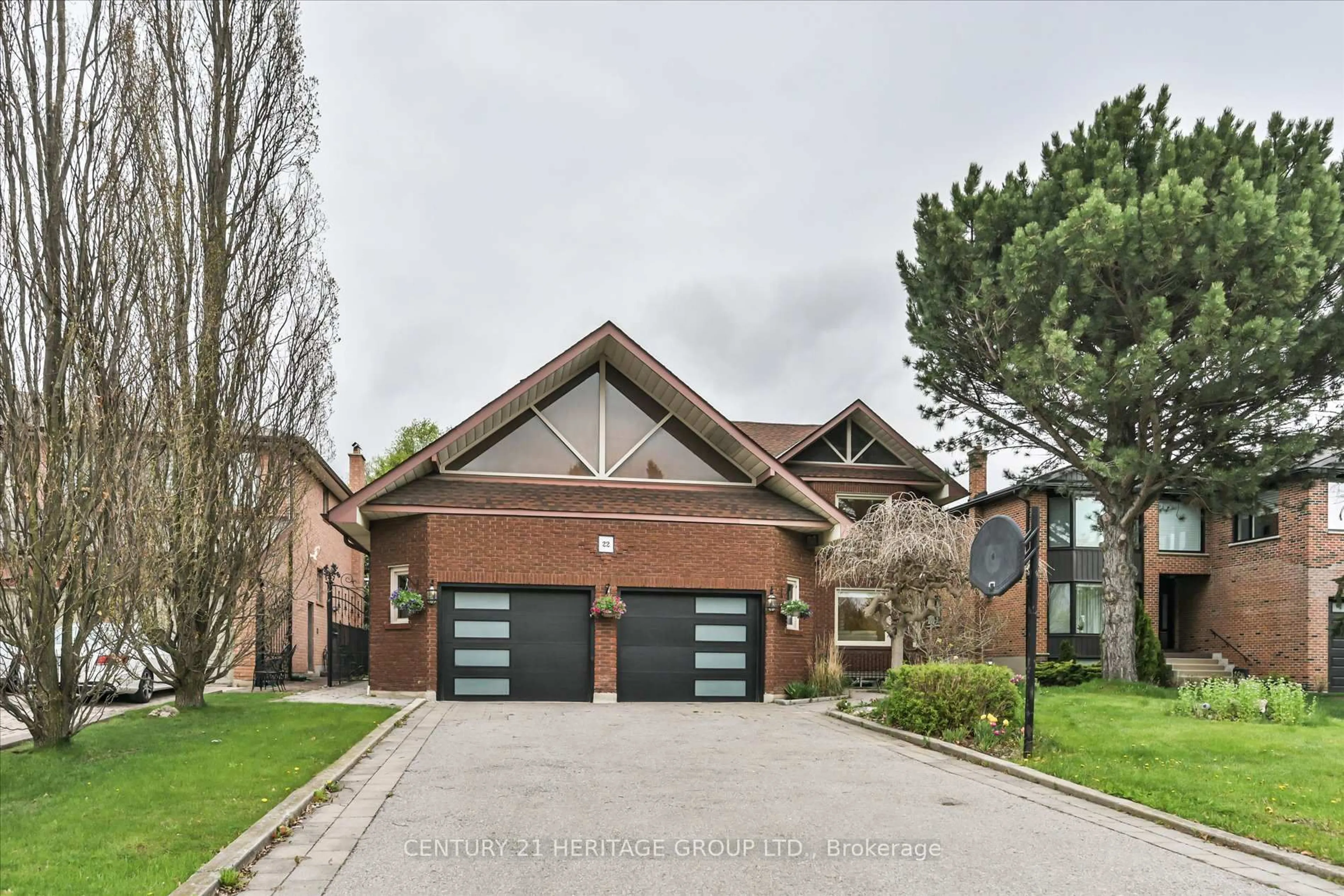 Home with brick exterior material, street for 22 Tannery Crt, Richmond Hill Ontario L4C 7V4