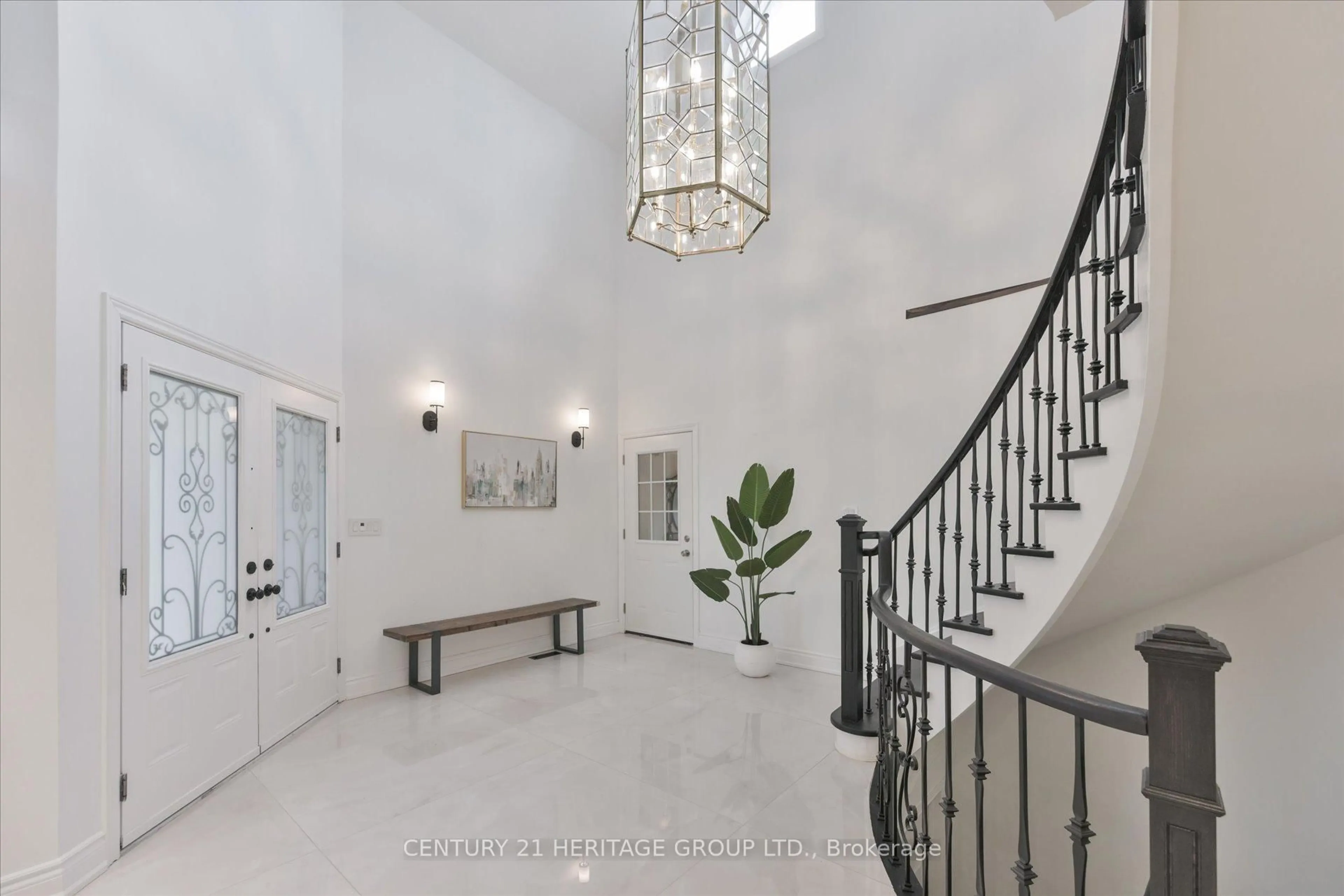 Indoor foyer for 22 Tannery Crt, Richmond Hill Ontario L4C 7V4