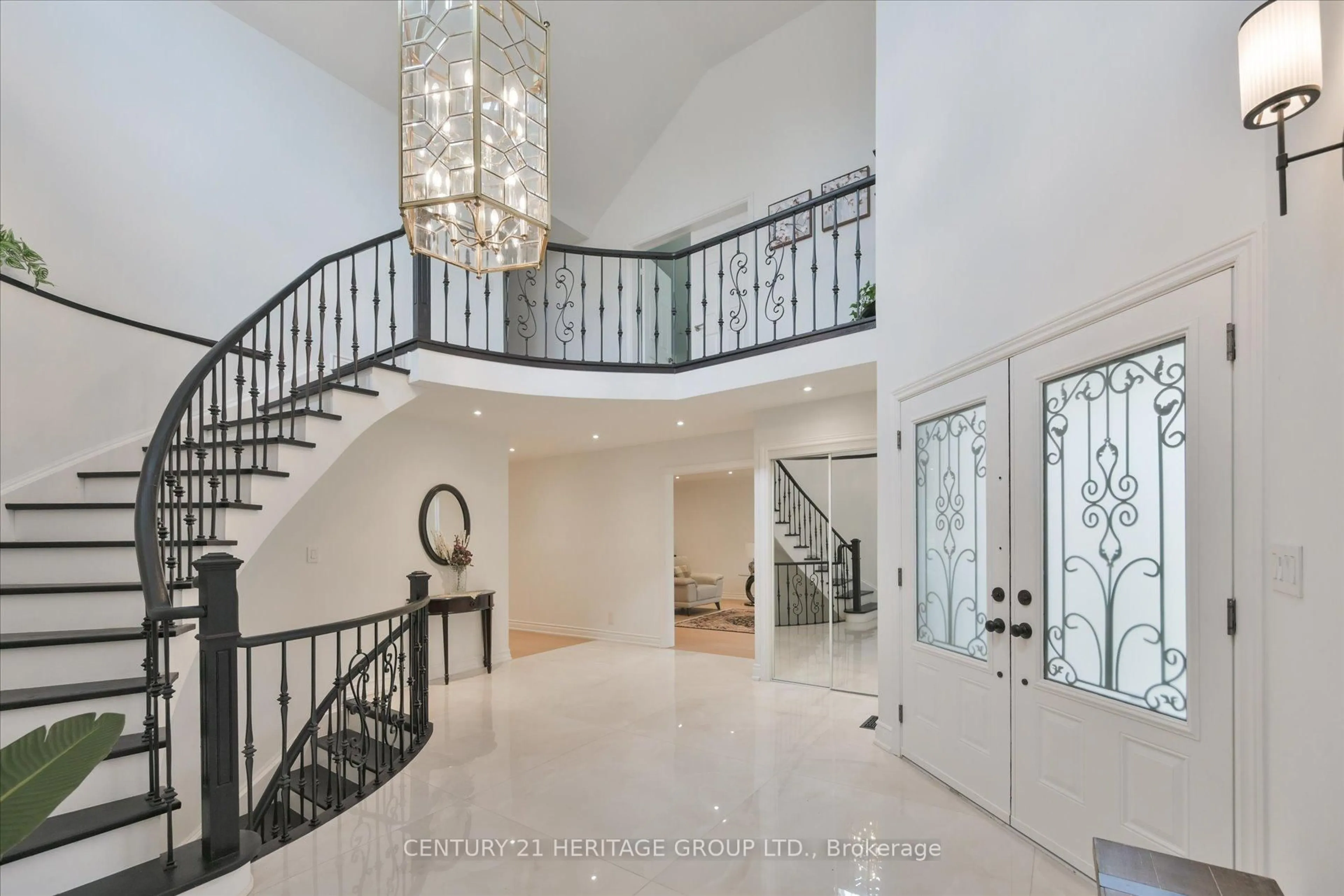 Indoor foyer for 22 Tannery Crt, Richmond Hill Ontario L4C 7V4
