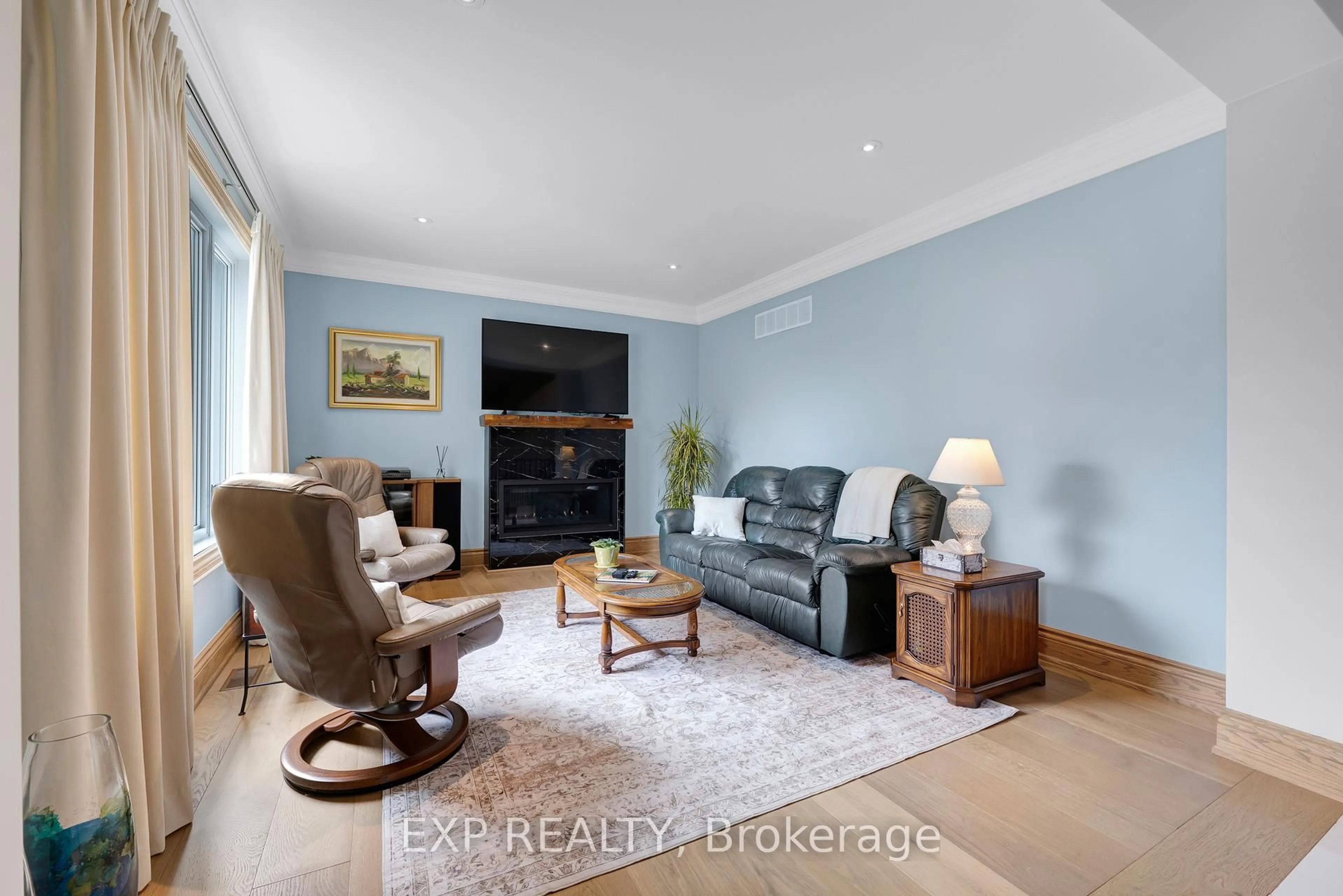 Living room with furniture, unknown for 18 Gosling Rd, Vaughan Ontario L6A 1E2