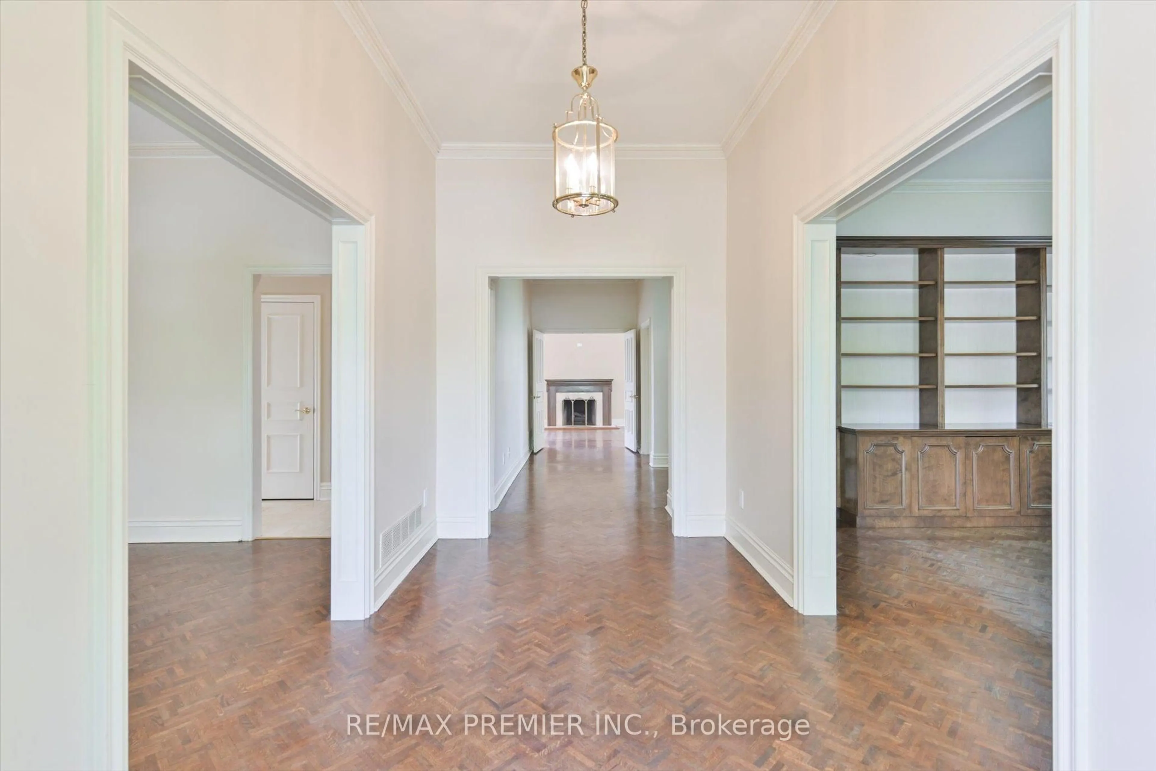 Indoor foyer for 25 Highgrove Cres, Richmond Hill Ontario L4C 7W9
