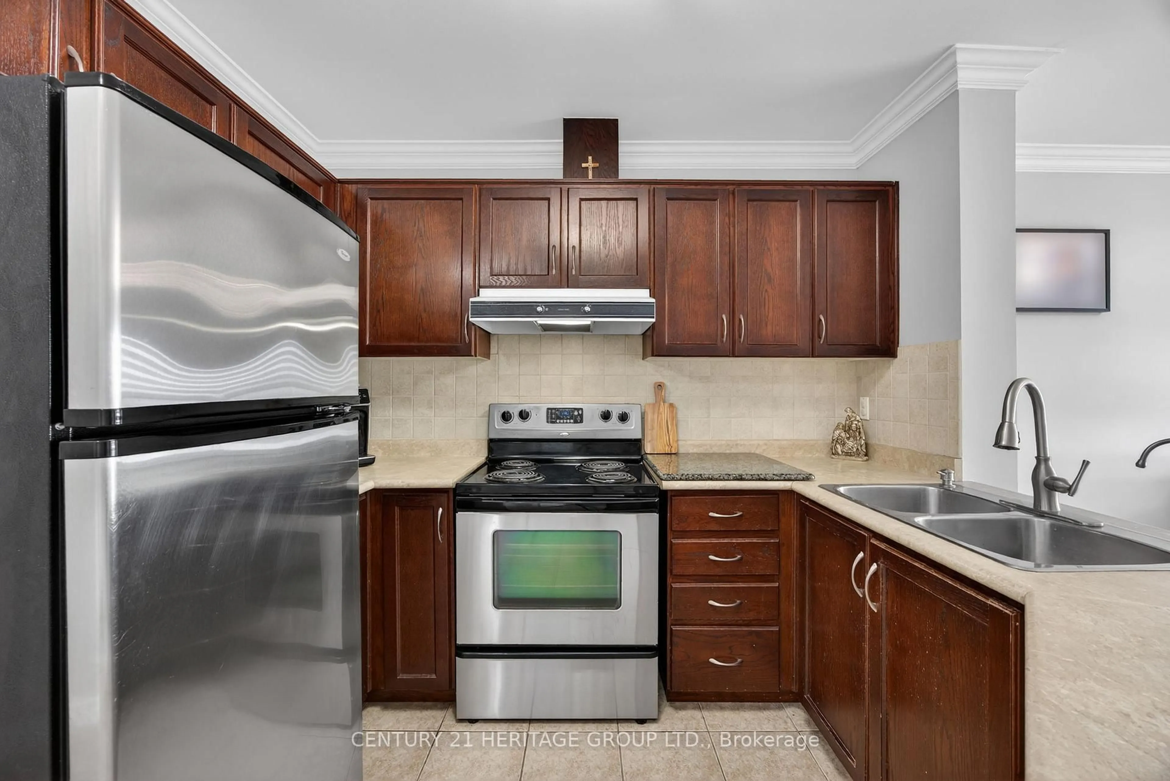 Standard kitchen, ceramic/tile floor for 112 Simcoe Rd #214, Bradford West Gwillimbury Ontario L3Z 1Y2