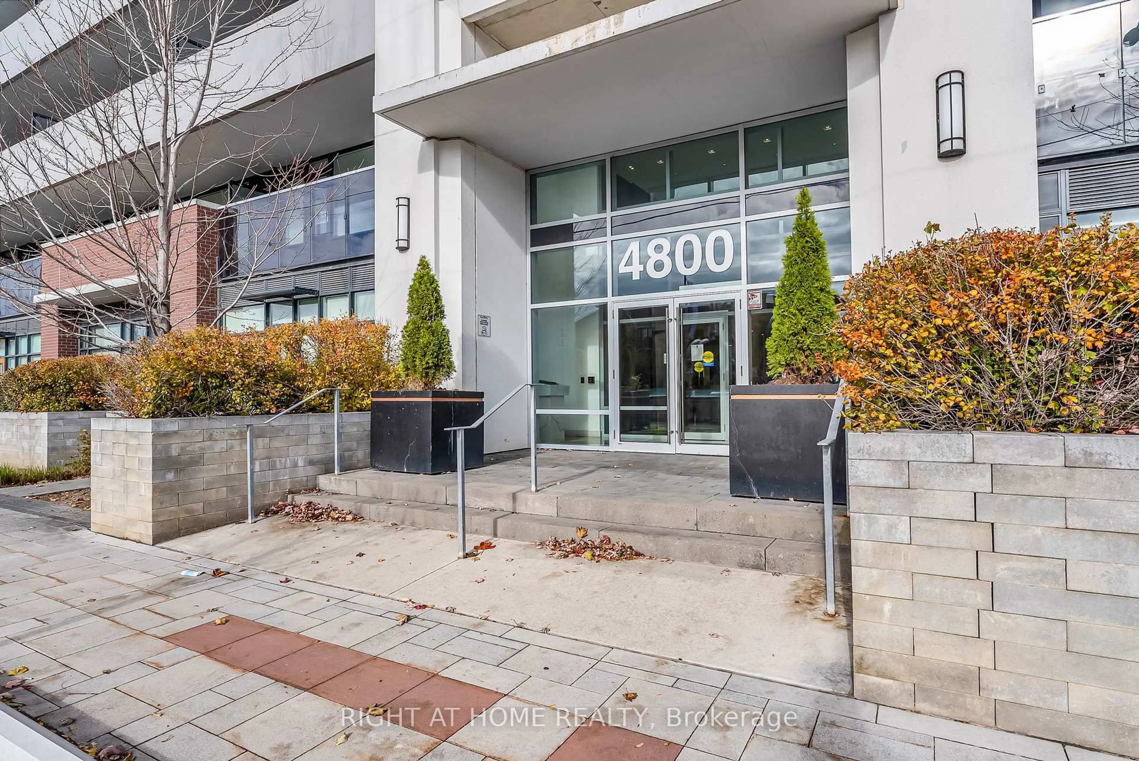 Indoor foyer for 4800 Highway 7 #810, Vaughan Ontario L4L 1H8