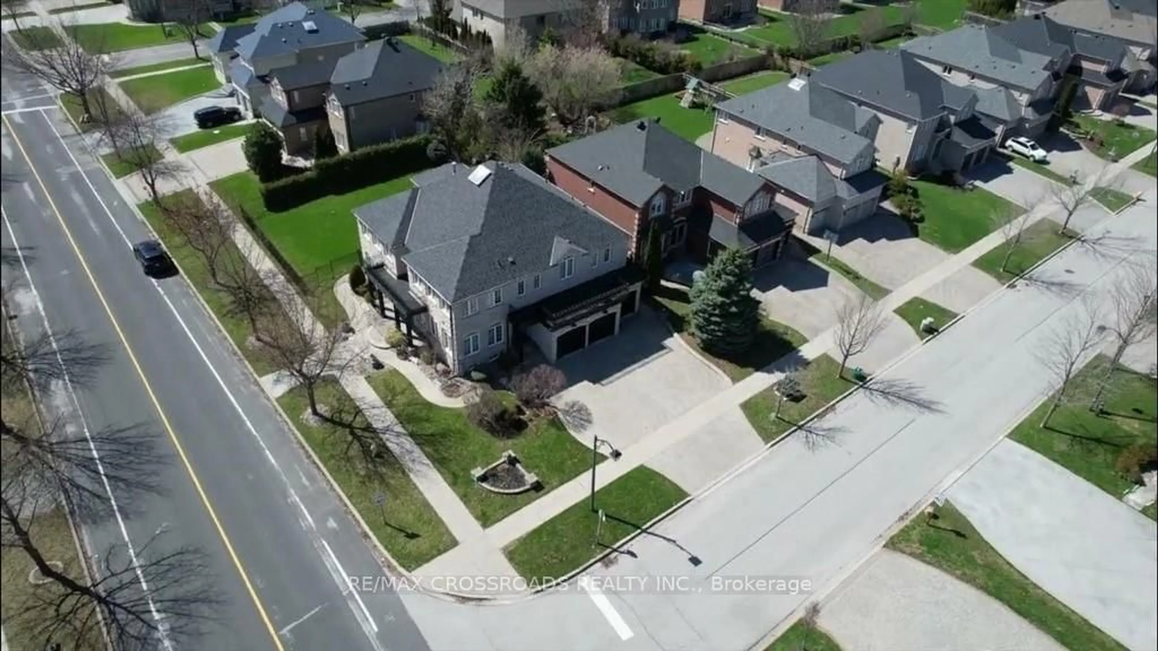A pic from outside/outdoor area/front of a property/back of a property/a pic from drone, street for 2 Mumberson Crt, Markham Ontario L6C 1Y4