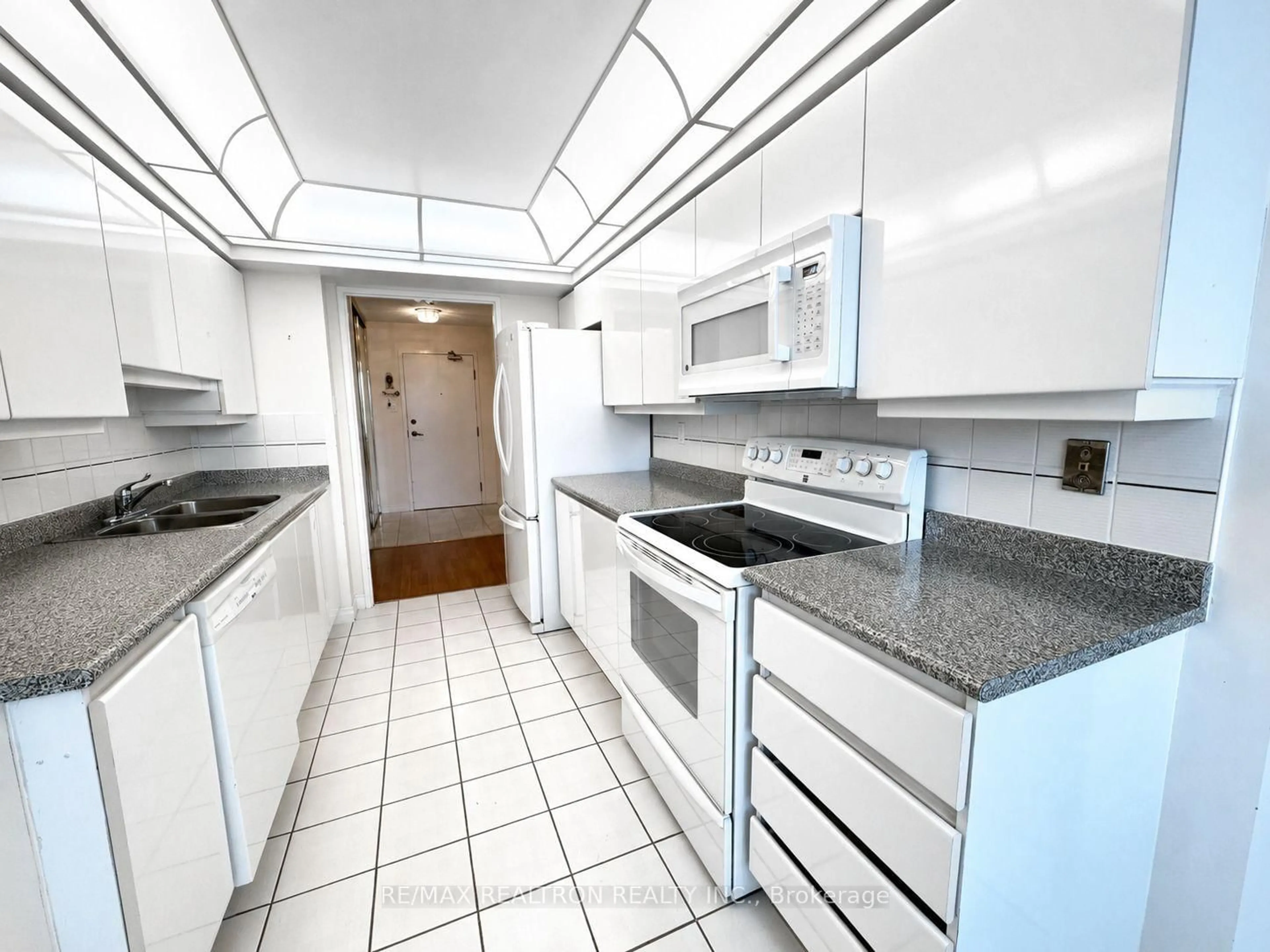 Standard kitchen, ceramic/tile floor for 7 Townsgate Dr #502, Vaughan Ontario L4J 7Z9