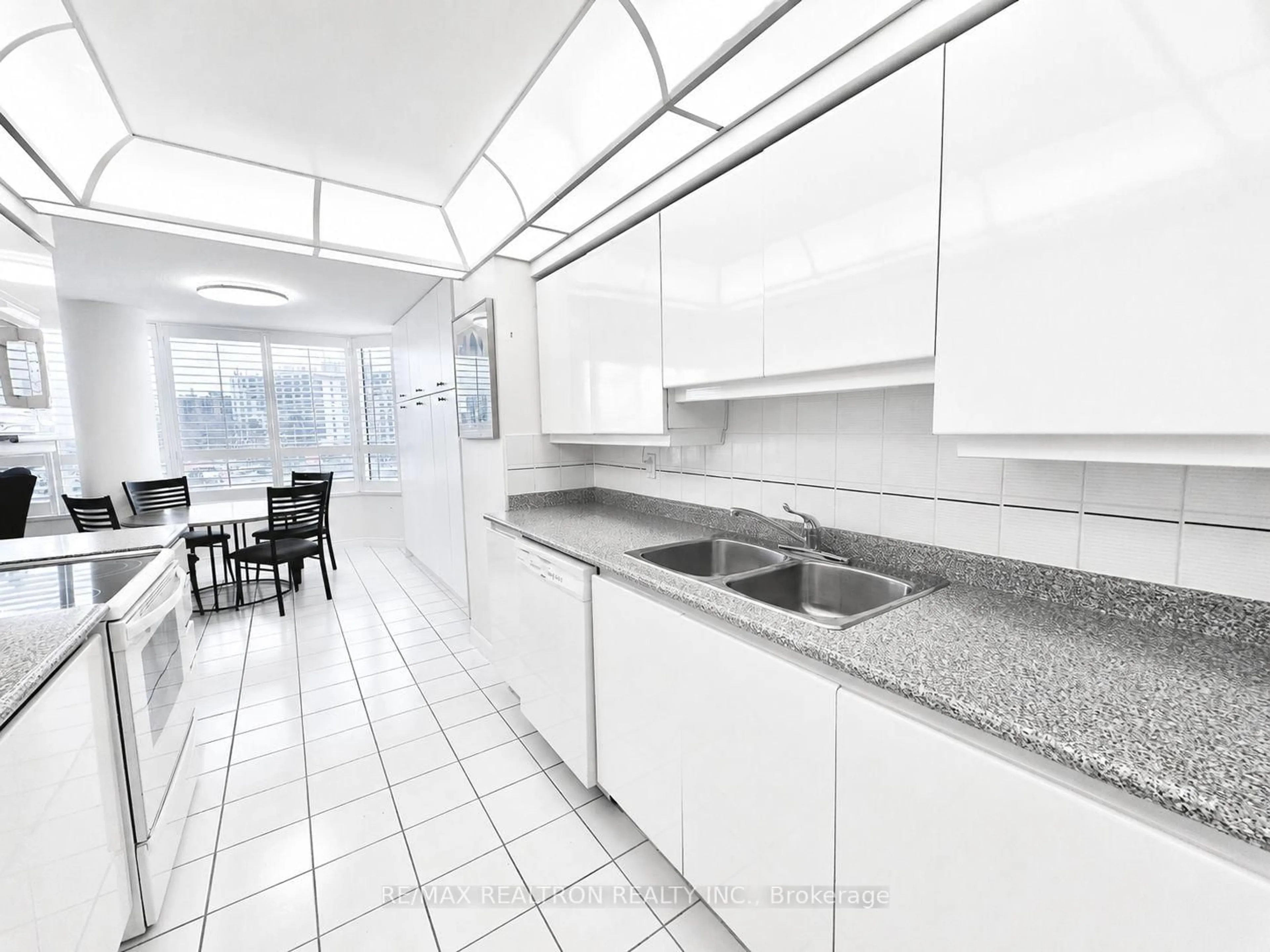 Standard kitchen, ceramic/tile floor for 7 Townsgate Dr #502, Vaughan Ontario L4J 7Z9