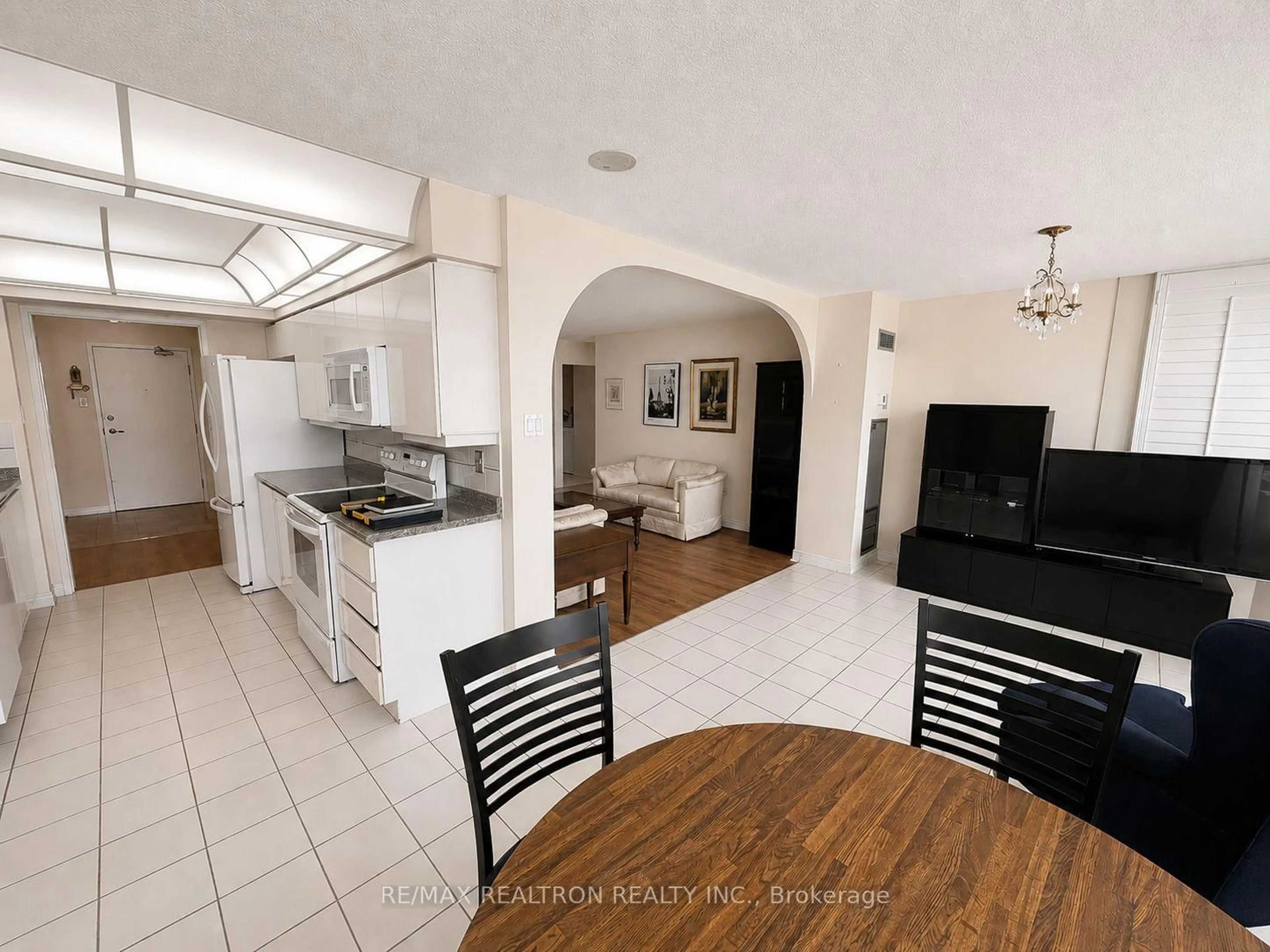 Open concept kitchen, ceramic/tile floor for 7 Townsgate Dr #502, Vaughan Ontario L4J 7Z9
