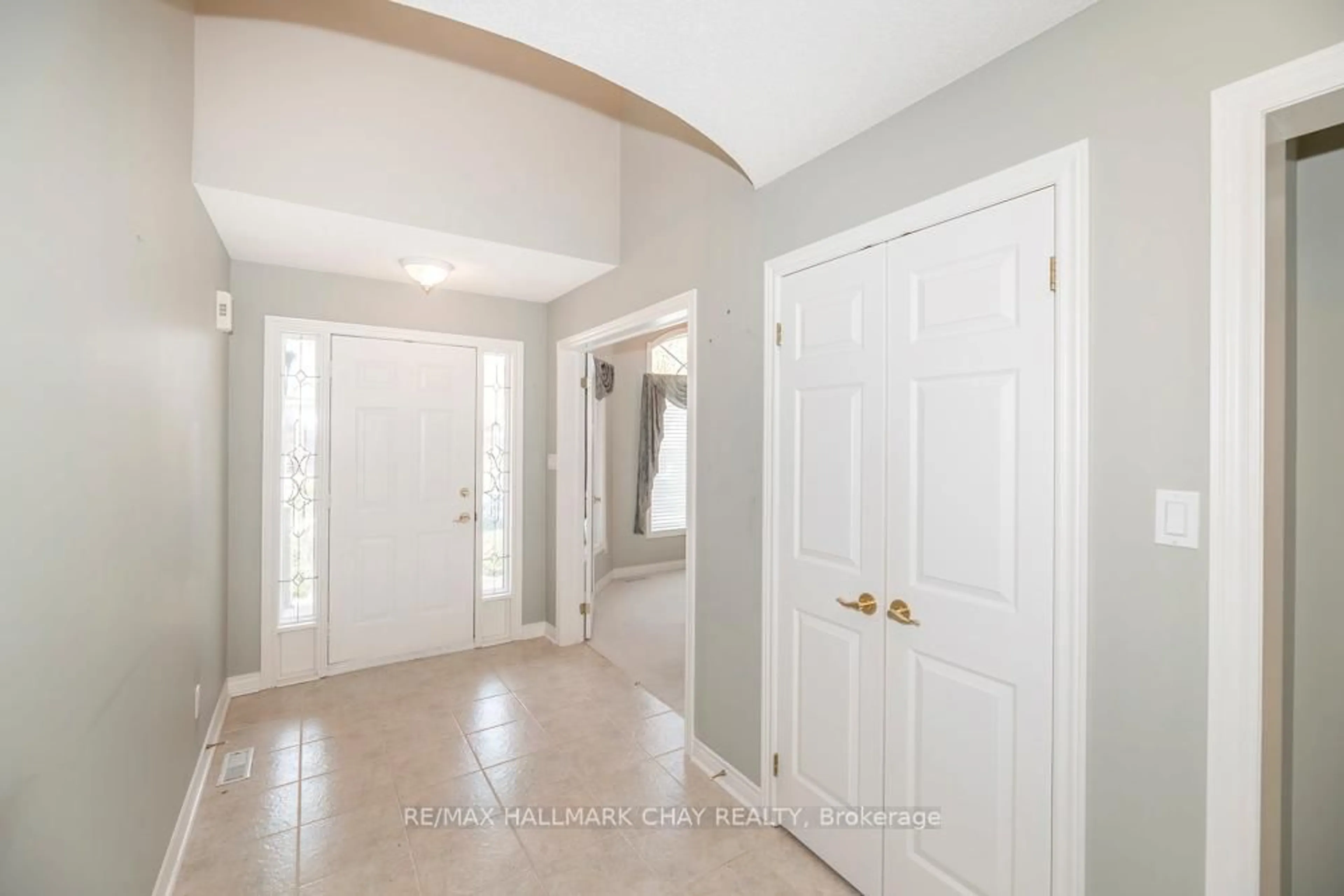 Indoor entryway for 65 Sunset Blvd, New Tecumseth Ontario L9R 1Y8
