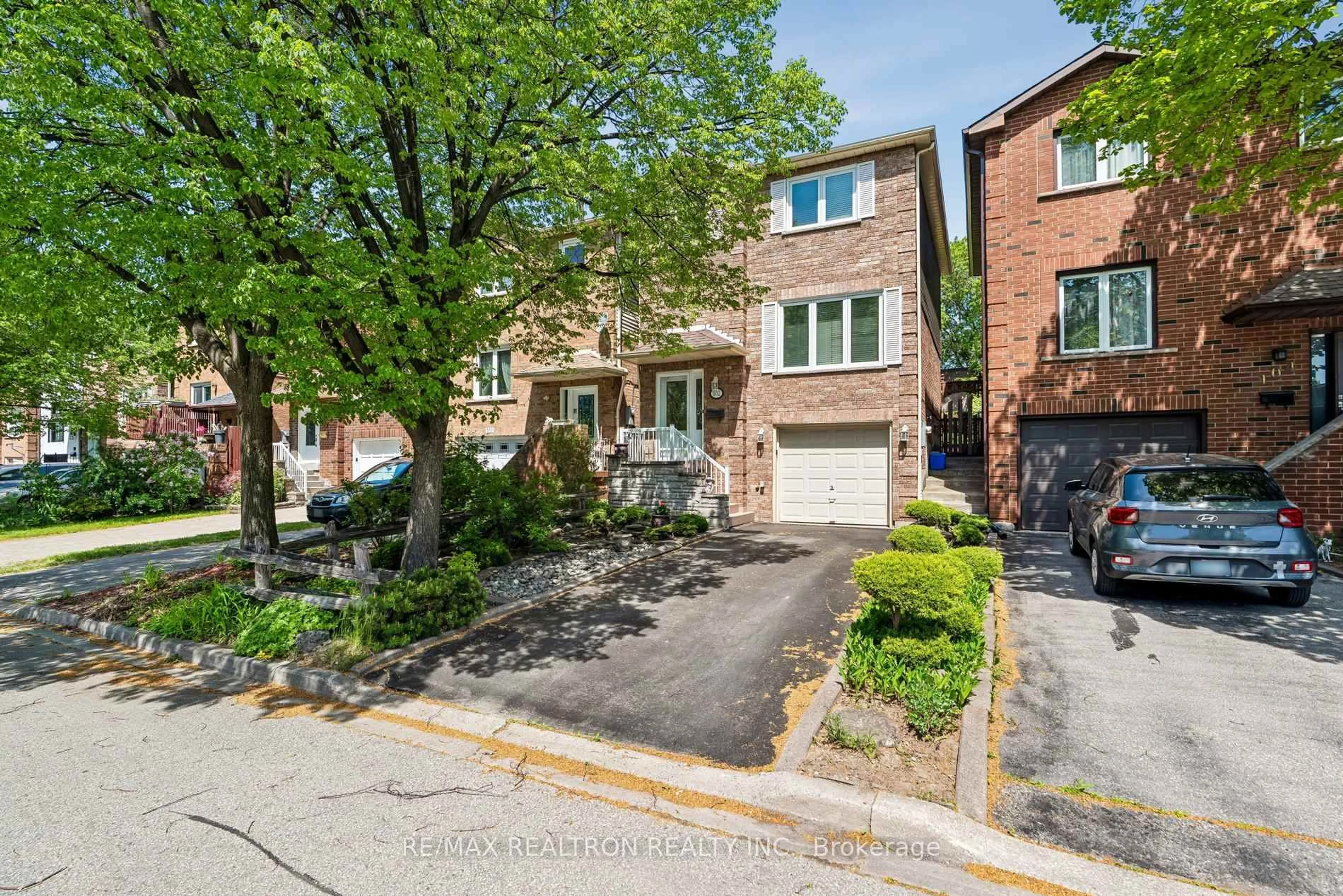 Home with brick exterior material, street for 102 Swinton Cres, Vaughan Ontario L4J 3V5