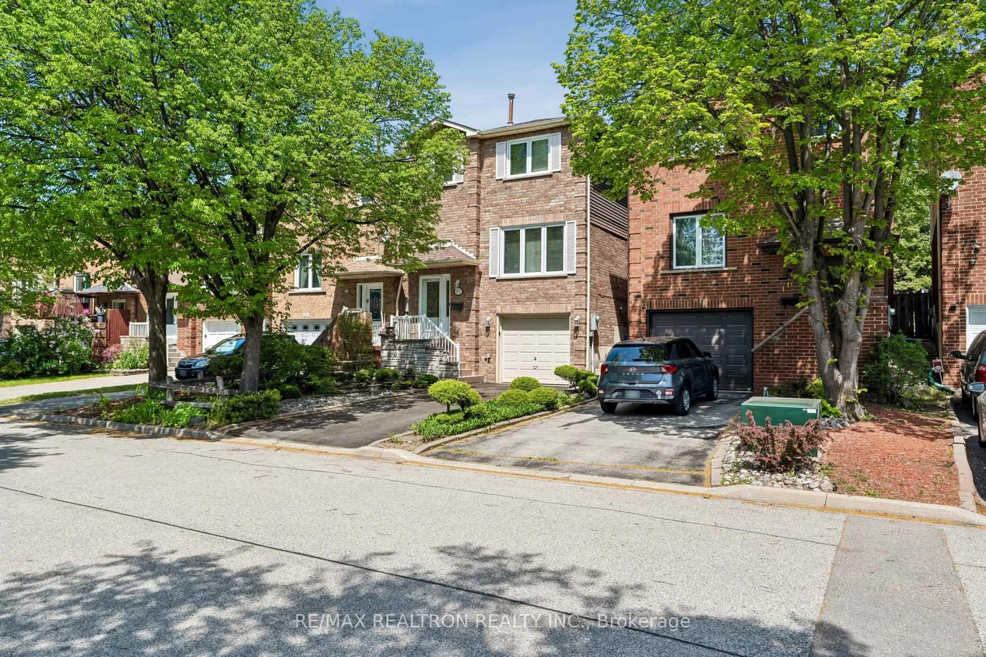 Home with brick exterior material, street for 102 Swinton Cres, Vaughan Ontario L4J 3V5
