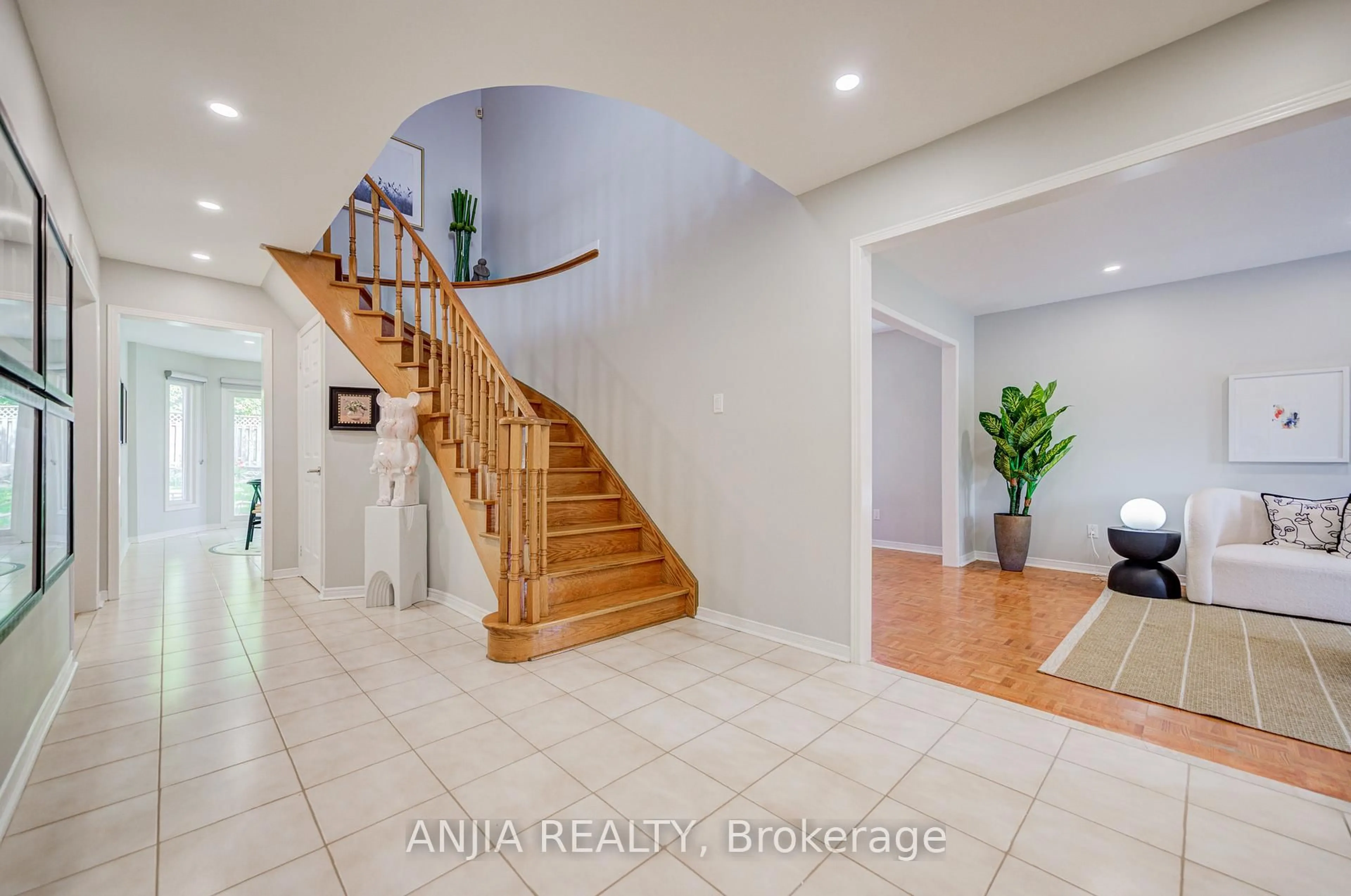 Indoor entryway for 90 Olivewood Dr, Markham Ontario L3S 3E2