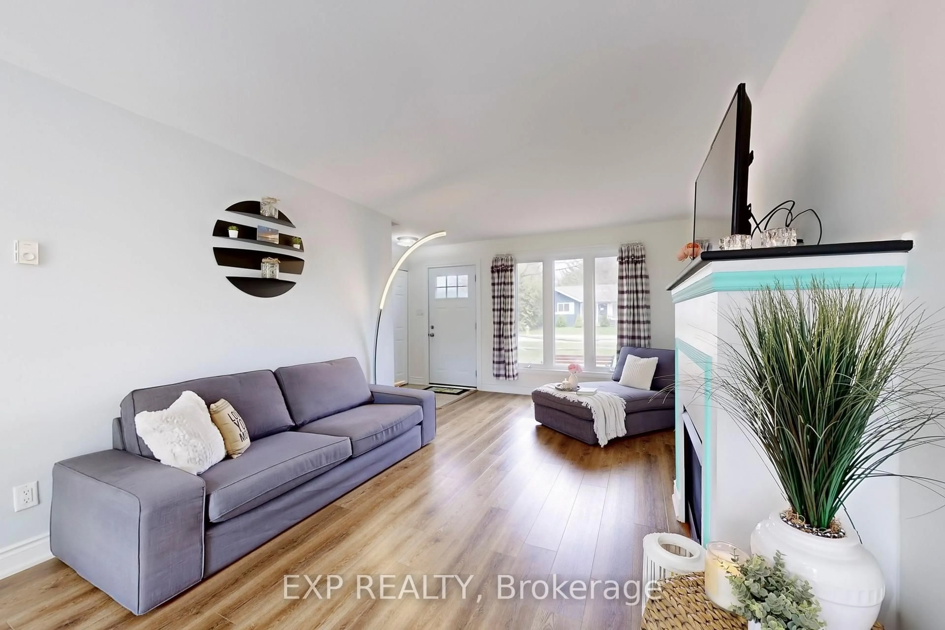 Living room with furniture, wood/laminate floor for 367 Adeline Dr, Georgina Ontario L4P 3C4