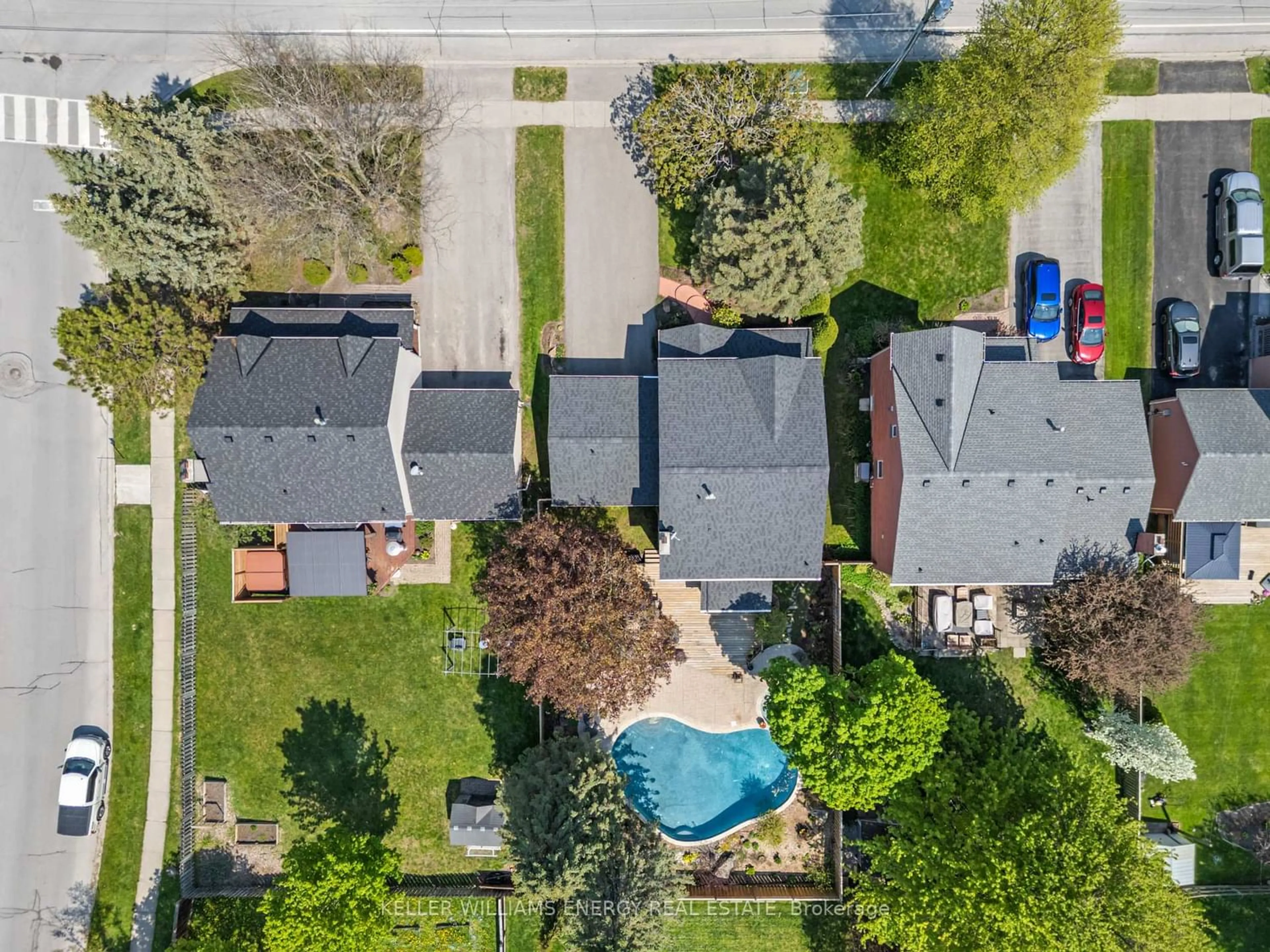 A pic from outside/outdoor area/front of a property/back of a property/a pic from drone, street for 74 Centre Rd, Uxbridge Ontario L9P 1A4