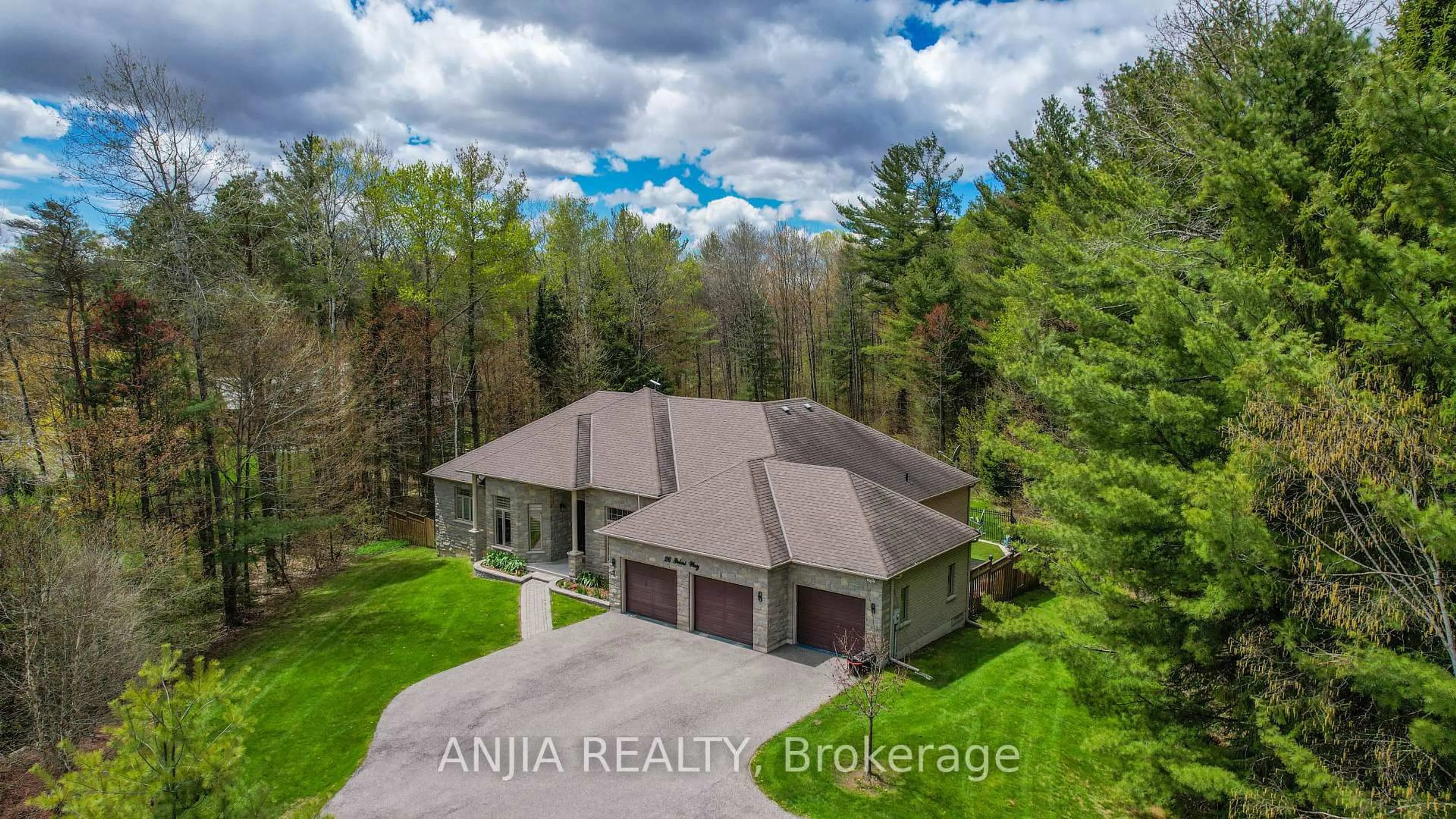 A pic from outside/outdoor area/front of a property/back of a property/a pic from drone, unknown for 26 Pelosi Way, East Gwillimbury Ontario L0G 1M0