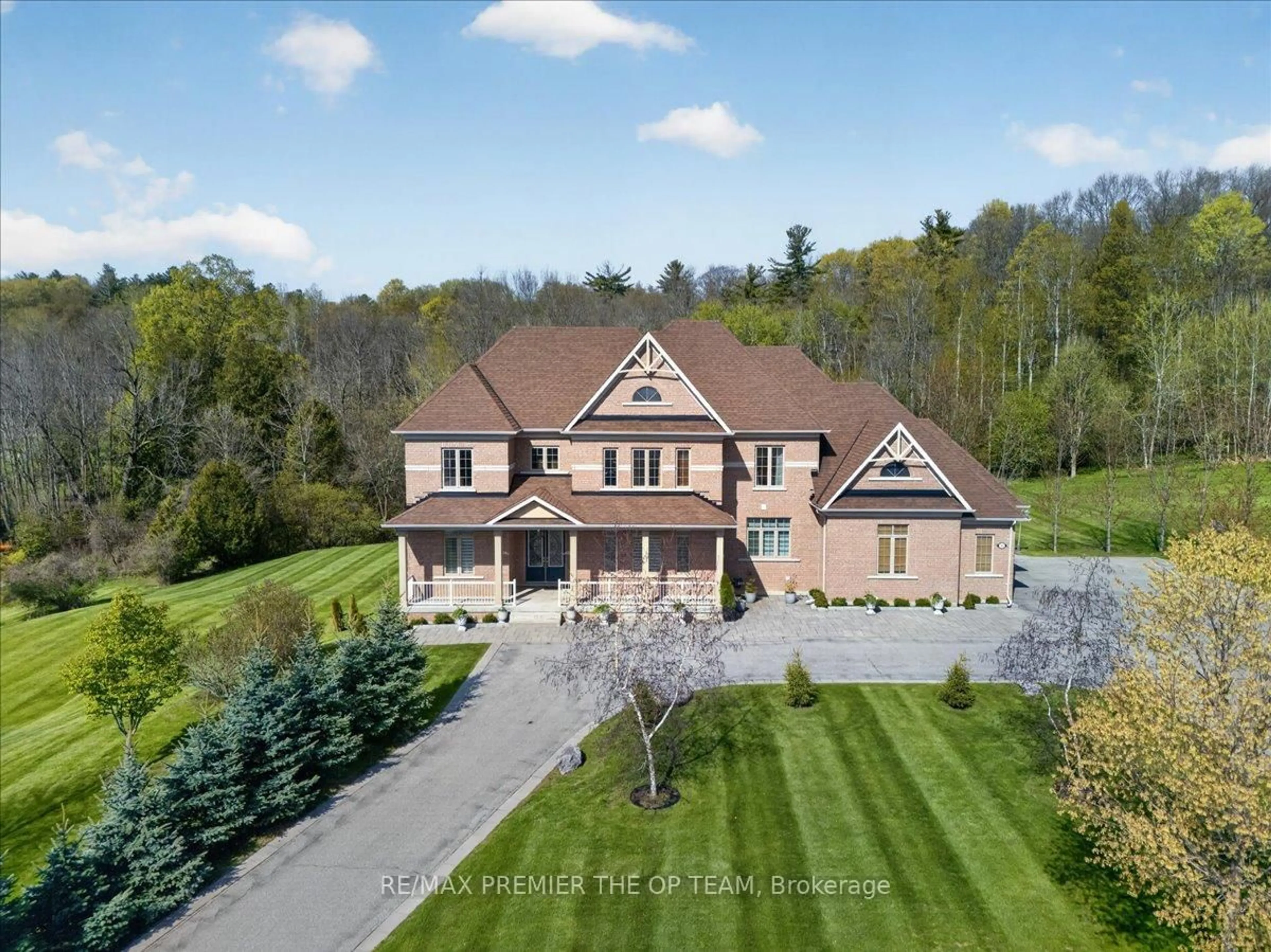 A pic from outside/outdoor area/front of a property/back of a property/a pic from drone, mountain view for 102 Pine Hill Rd, Bradford West Gwillimbury Ontario L3Z 0H1
