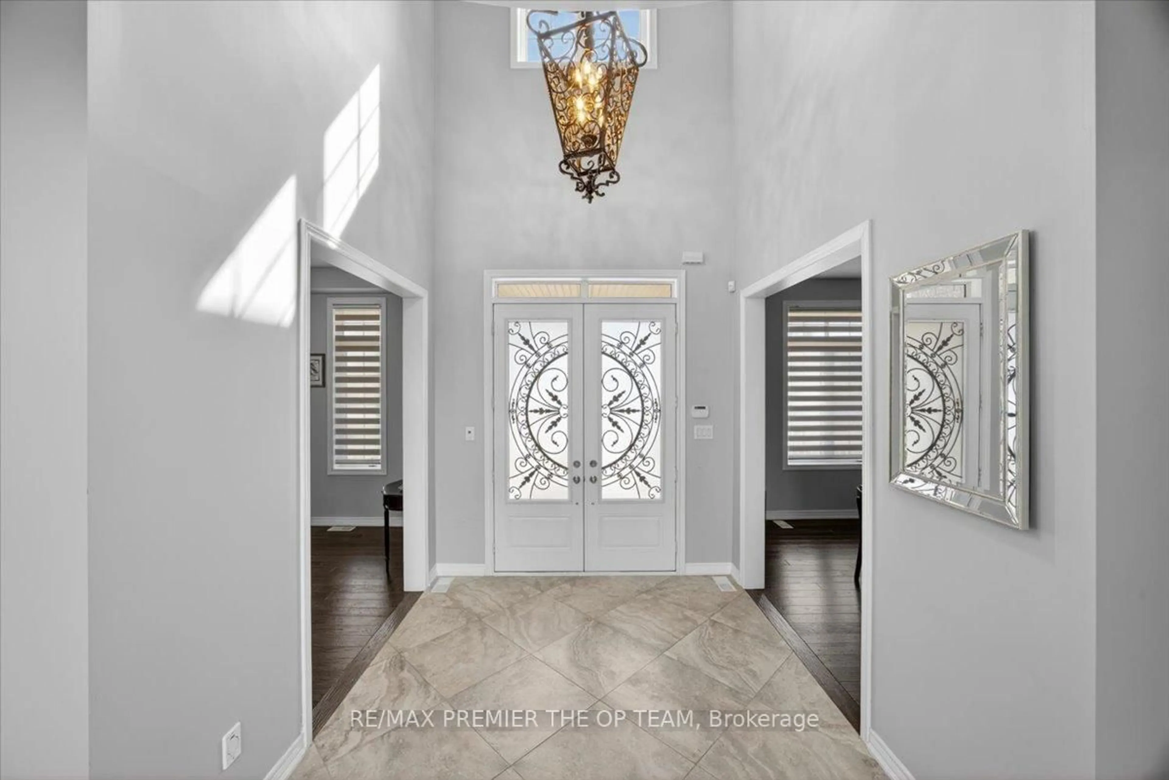 Indoor entryway for 102 Pine Hill Rd, Bradford West Gwillimbury Ontario L3Z 0H1