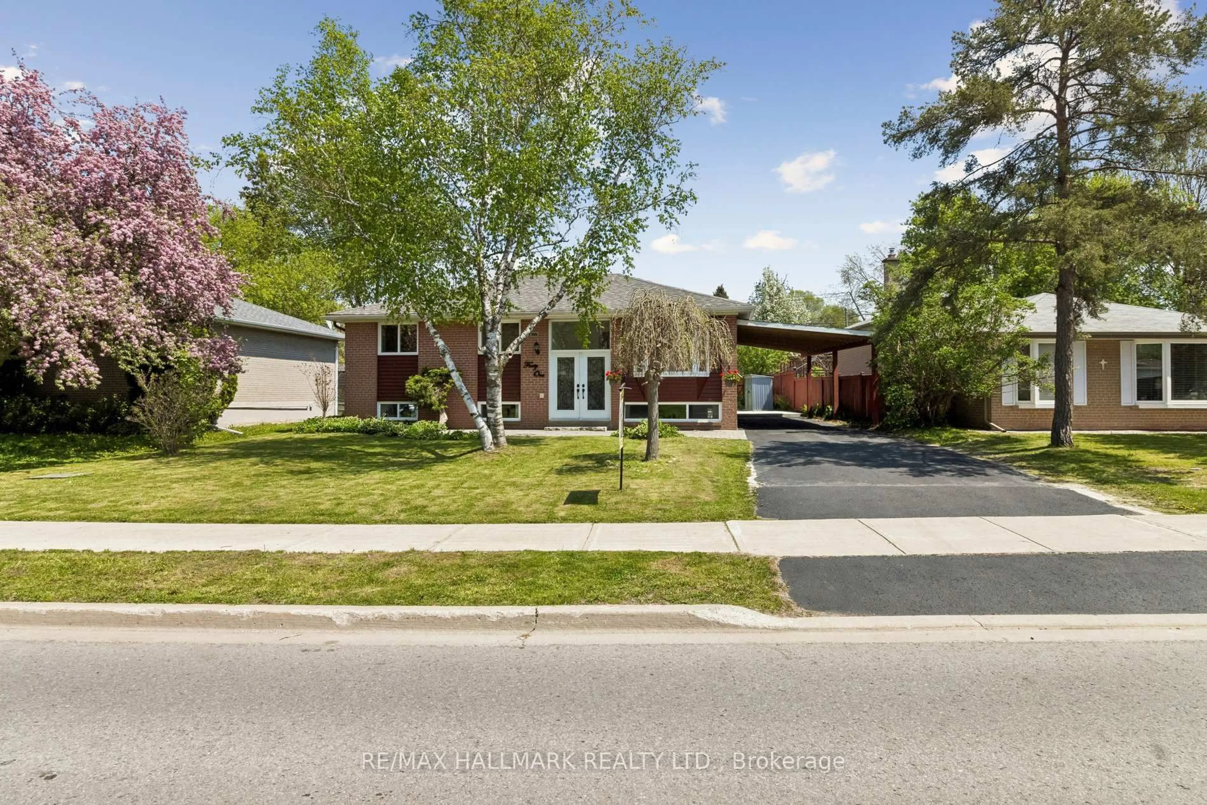 Home with brick exterior material, street for 41 Aurora Heights Dr, Aurora Ontario L4G 2W6