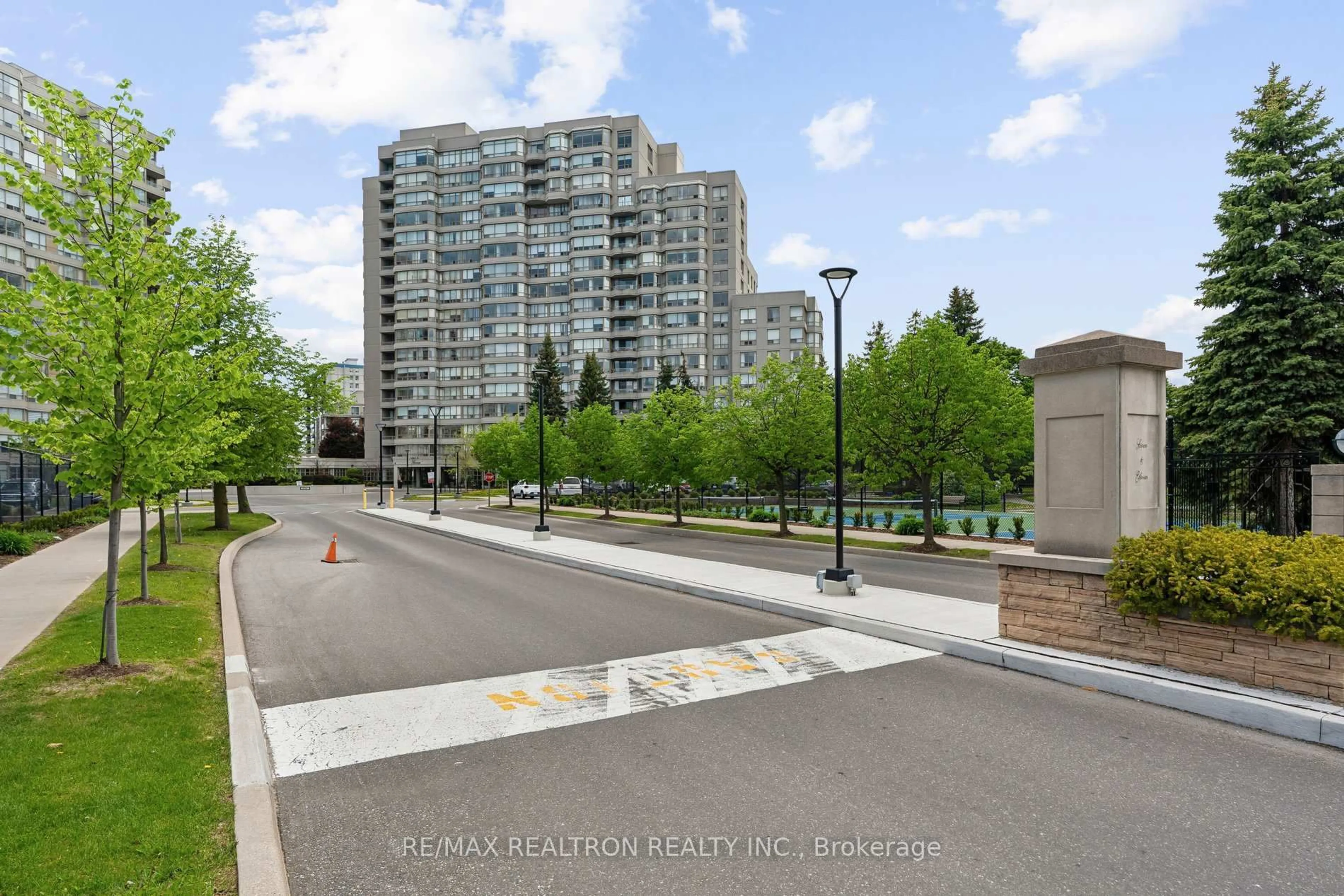 Patio, street for 7 Townsgate Dr #1112, Vaughan Ontario L4J 7Z9