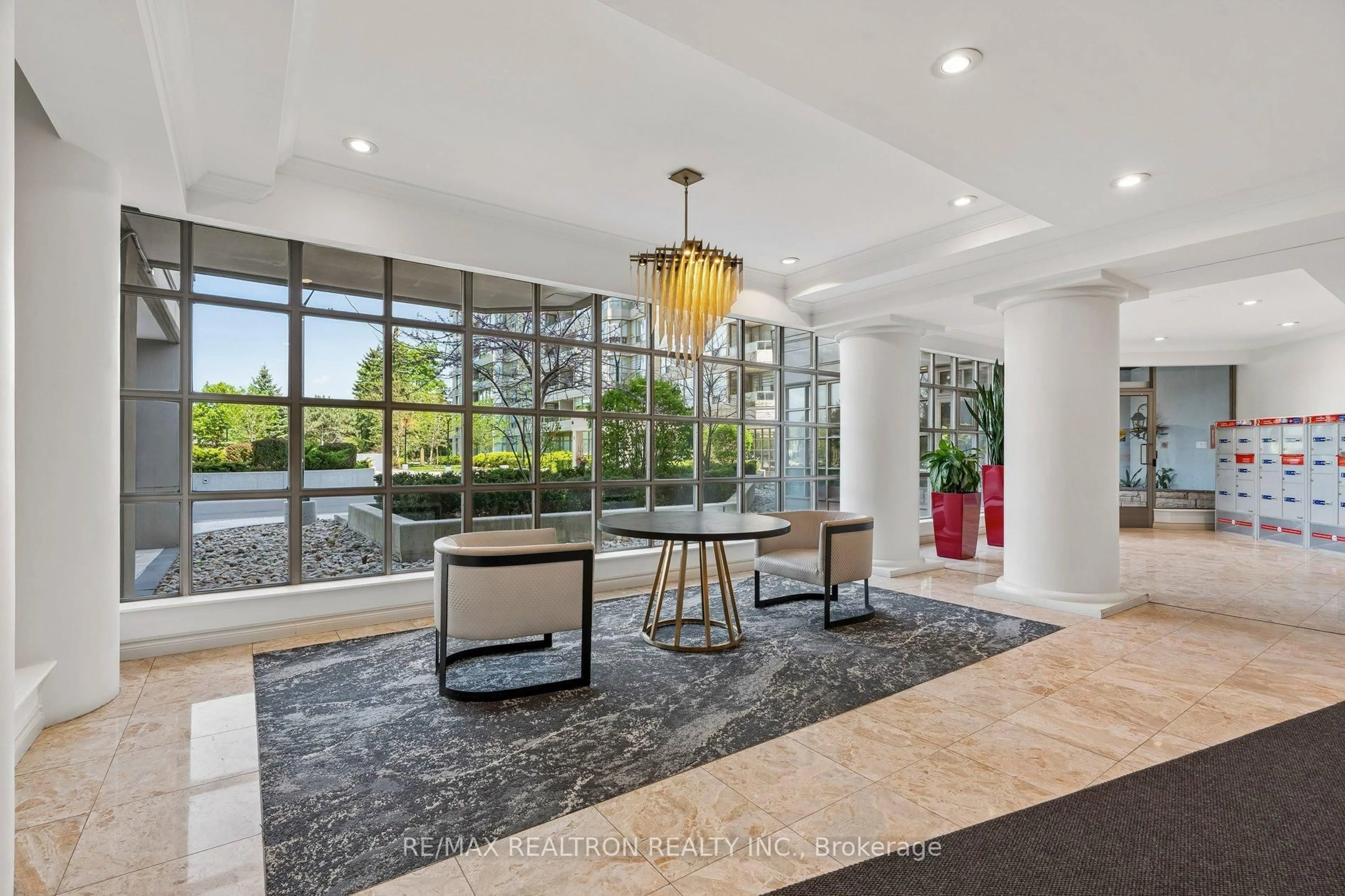 Indoor foyer for 7 Townsgate Dr #1112, Vaughan Ontario L4J 7Z9
