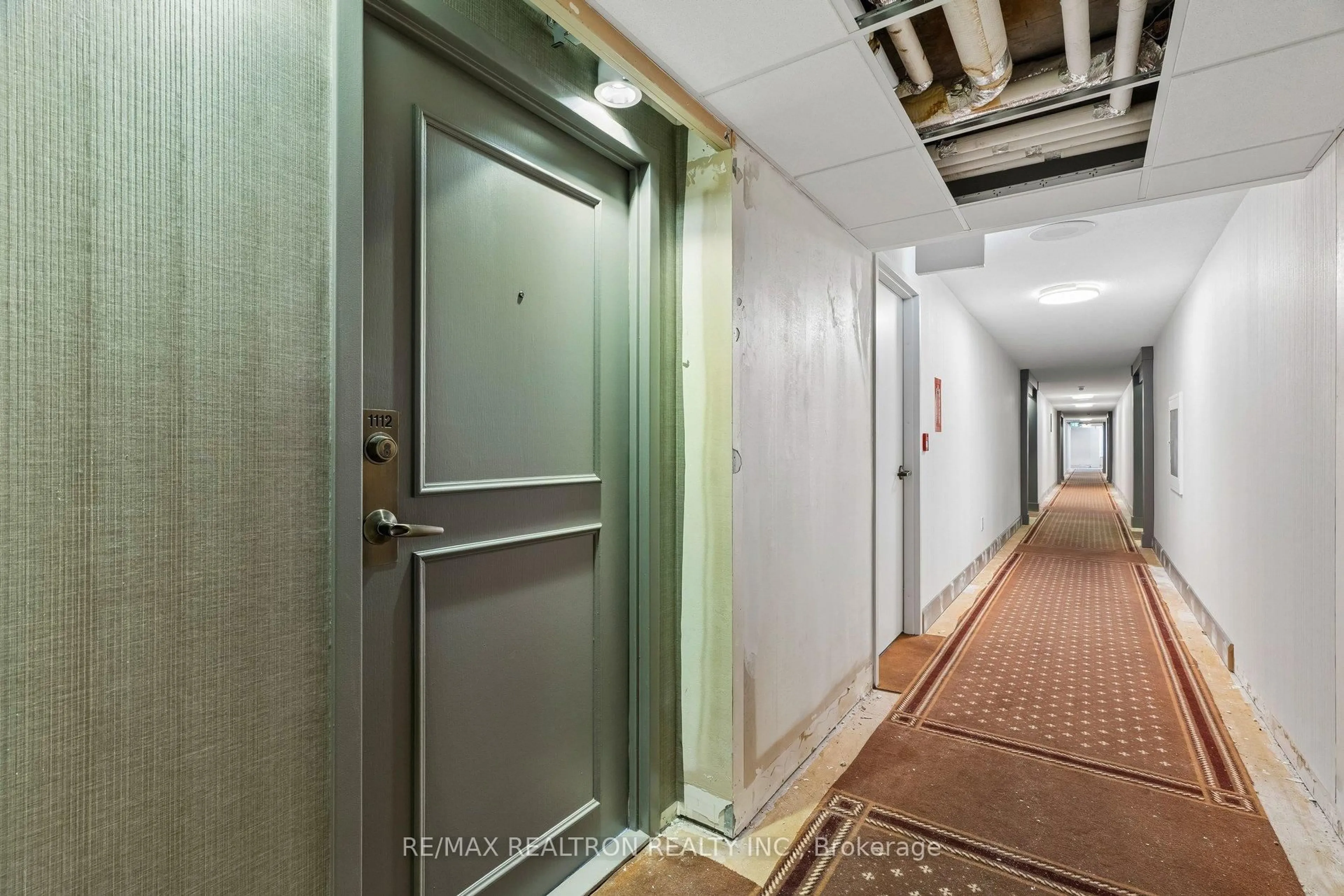 Indoor foyer for 7 Townsgate Dr #1112, Vaughan Ontario L4J 7Z9