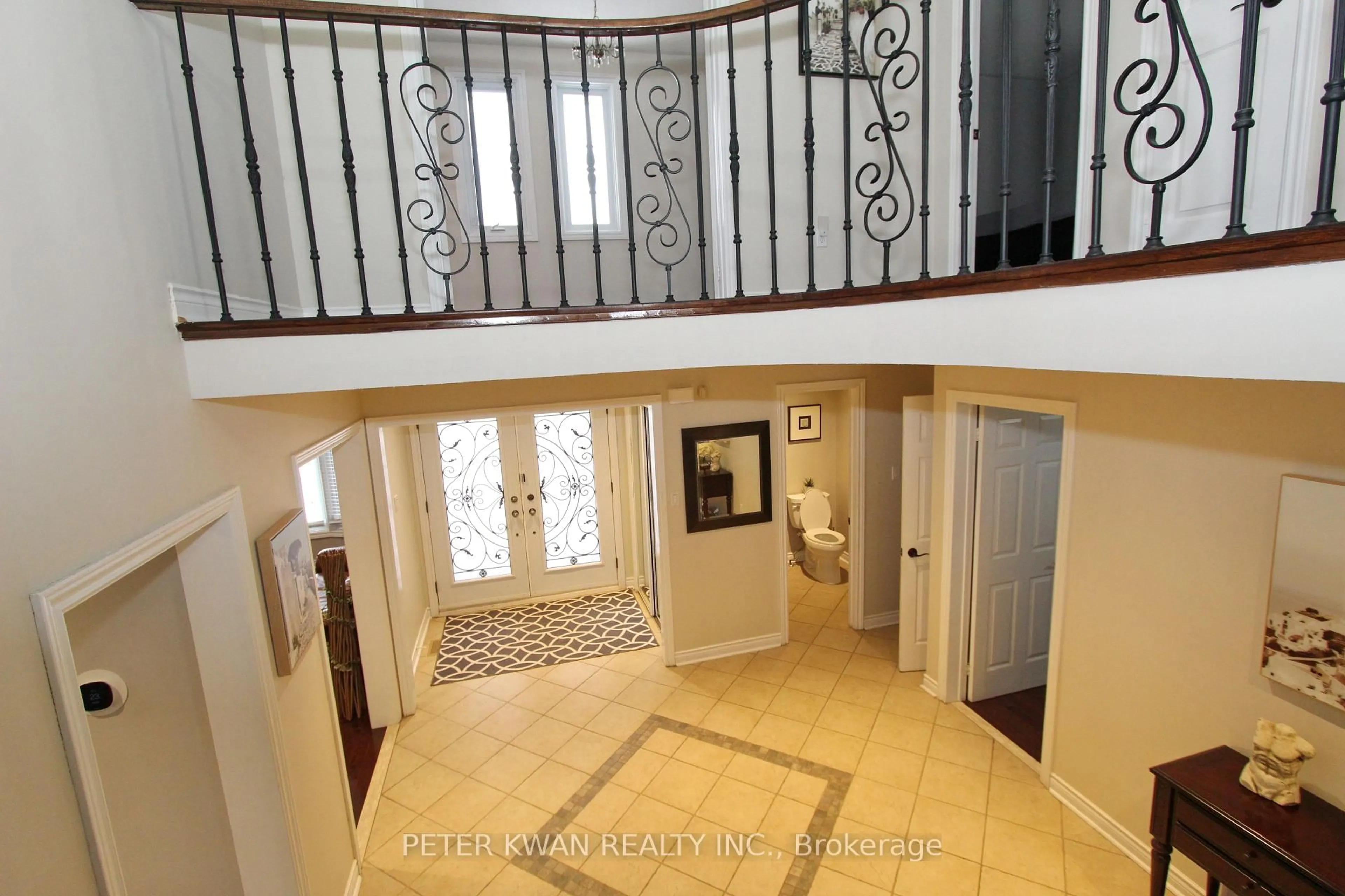 Indoor foyer for 20 Saratoga Rd, Markham Ontario L3P 7J2