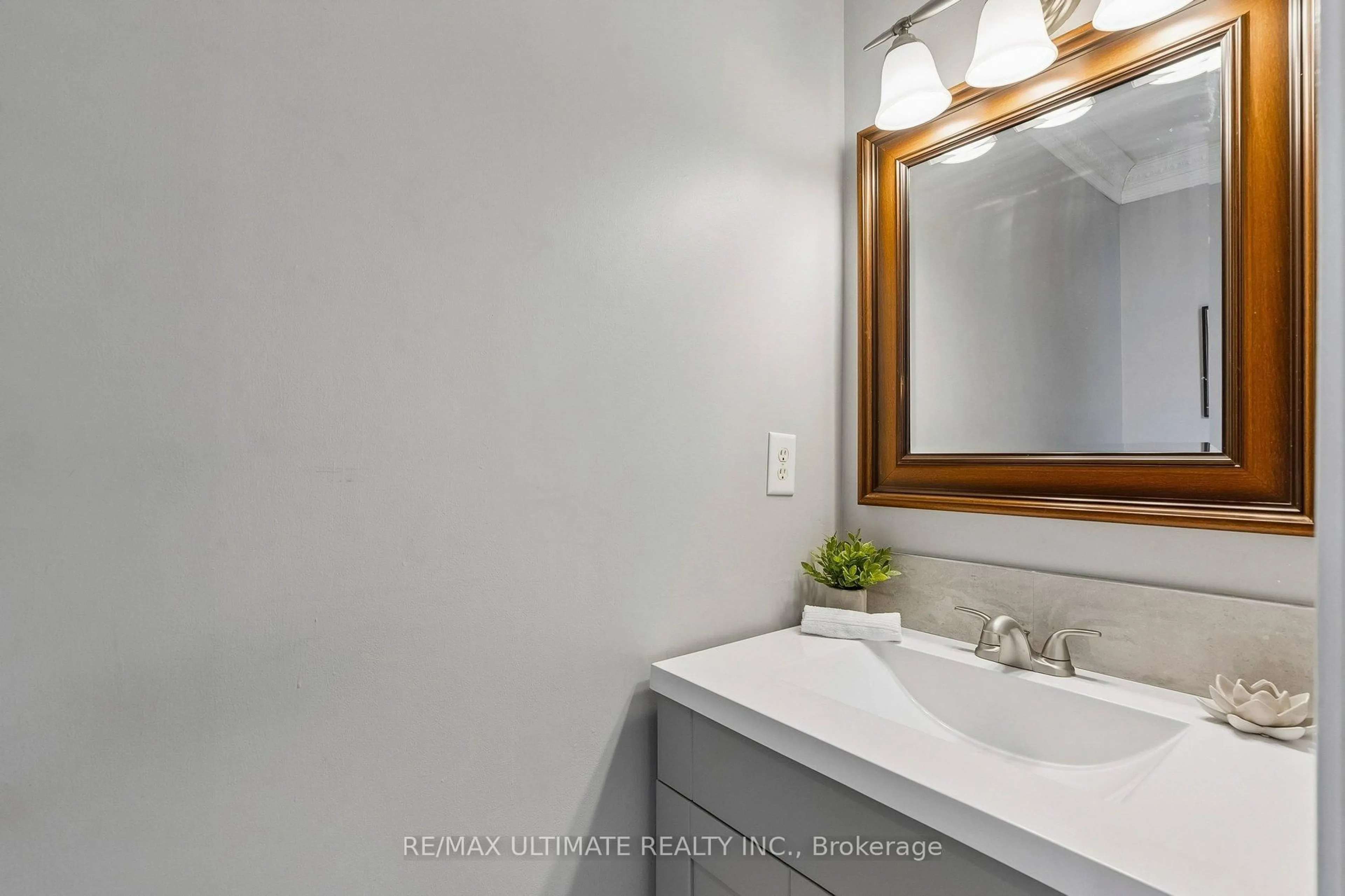 Standard bathroom, ceramic/tile floor for 205 Walkerville Rd, Markham Ontario L6B 1B9