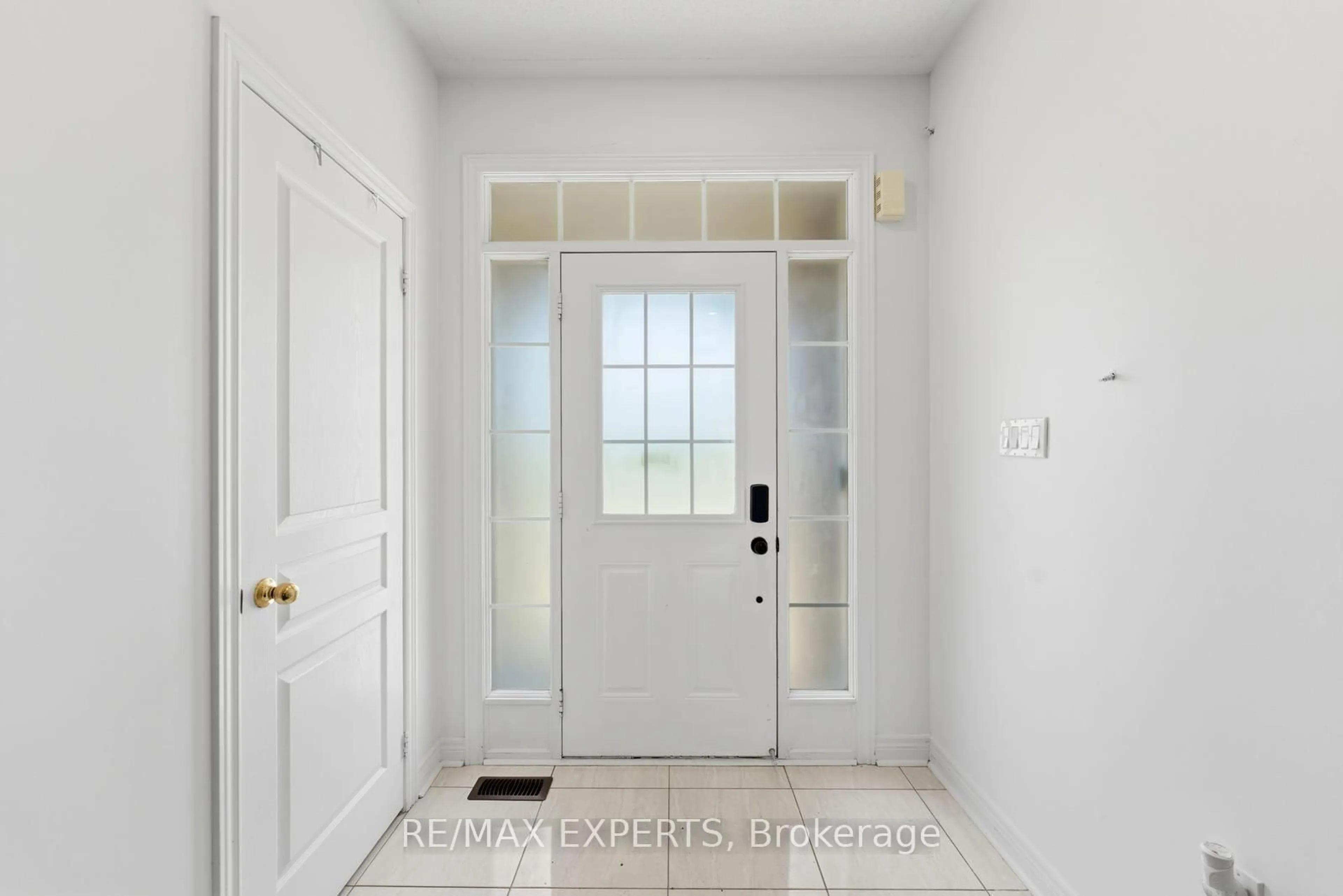 Indoor entryway for 9 Port Arthur Cres, Richmond Hill Ontario L4E 1B5