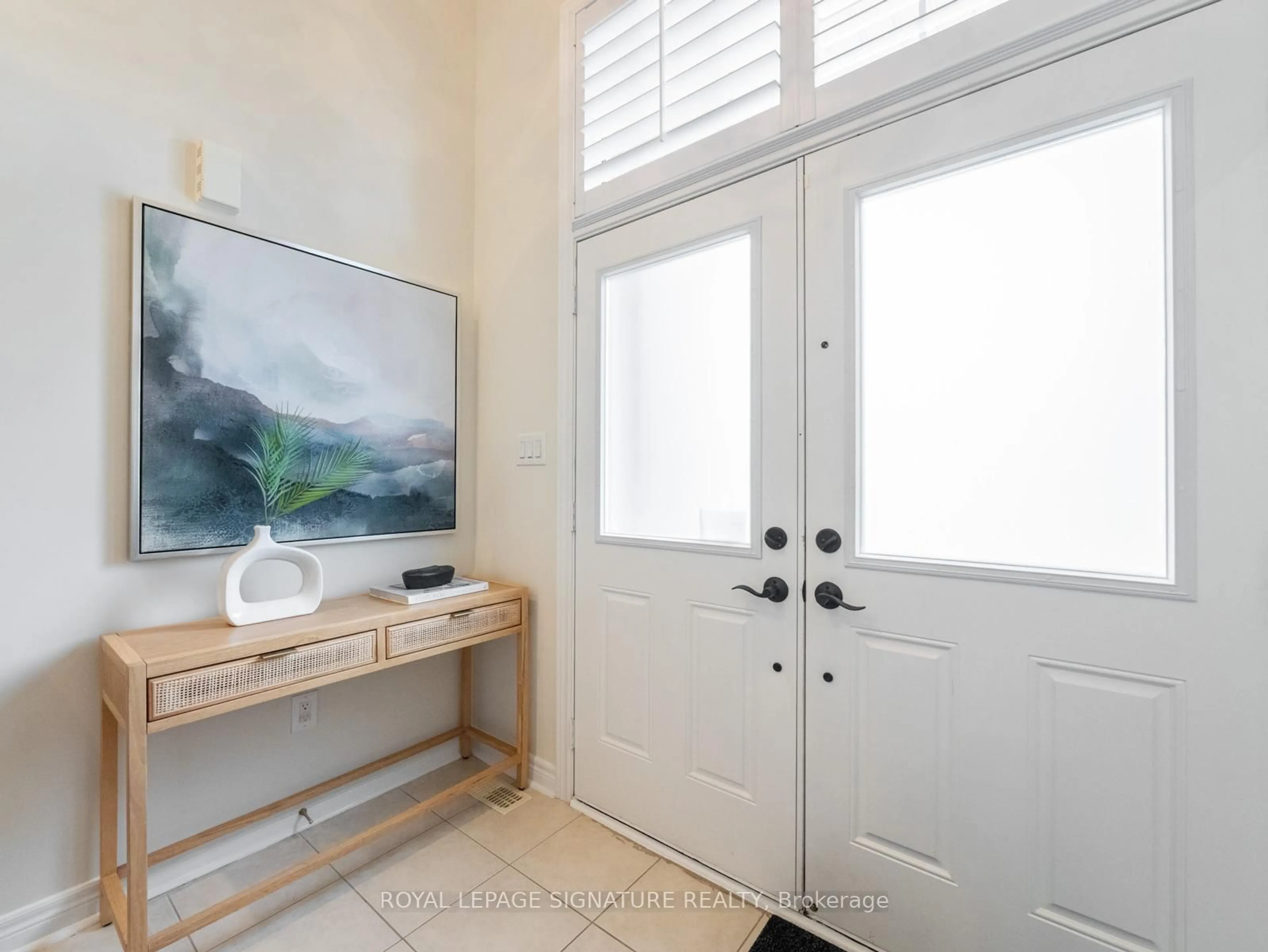 Indoor entryway for 661 Pleasant Ridge Ave, Vaughan Ontario L4J 0G4