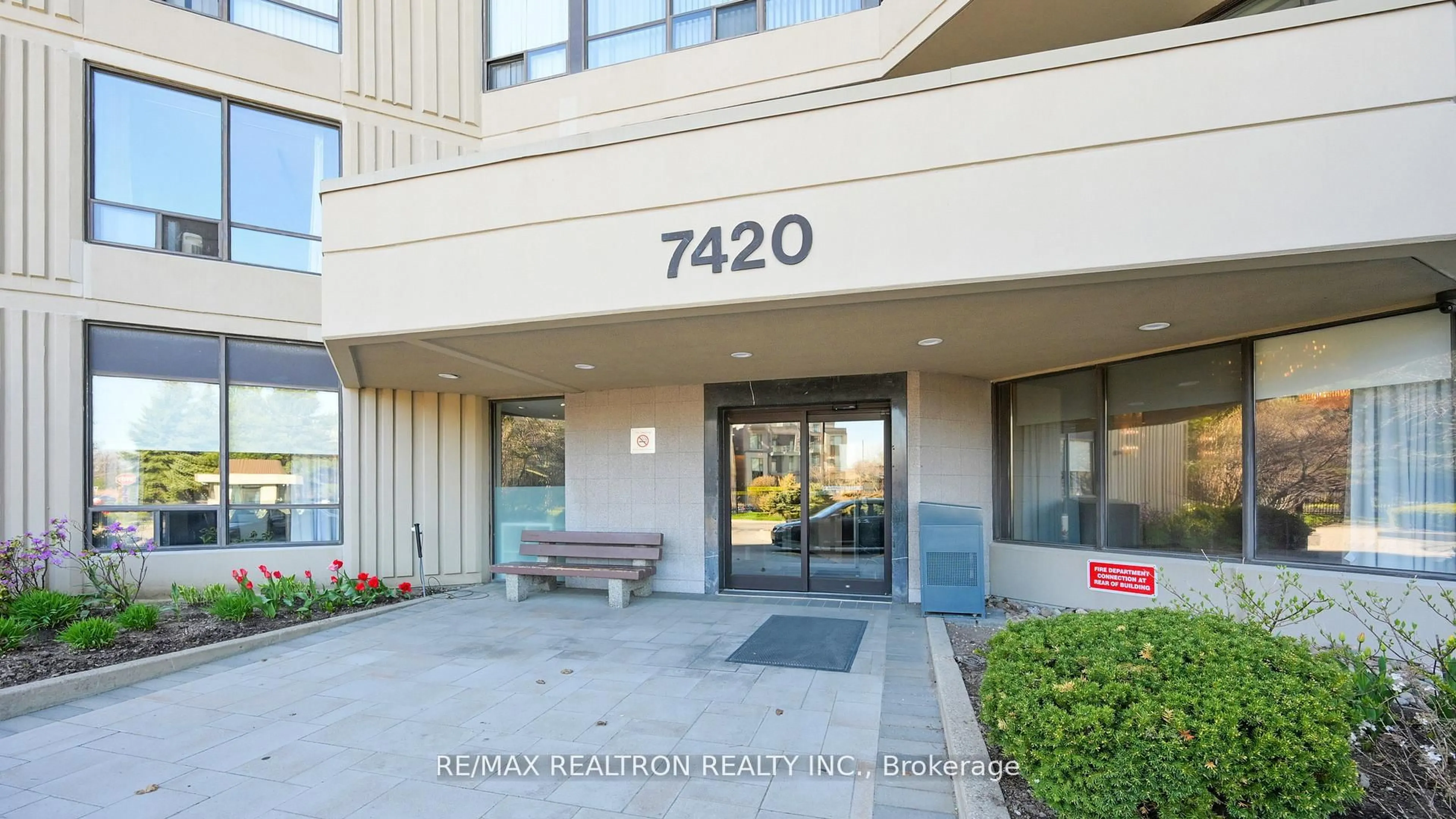 Indoor foyer for 7420 Bathurst St #805, Vaughan Ontario L4J 6X4