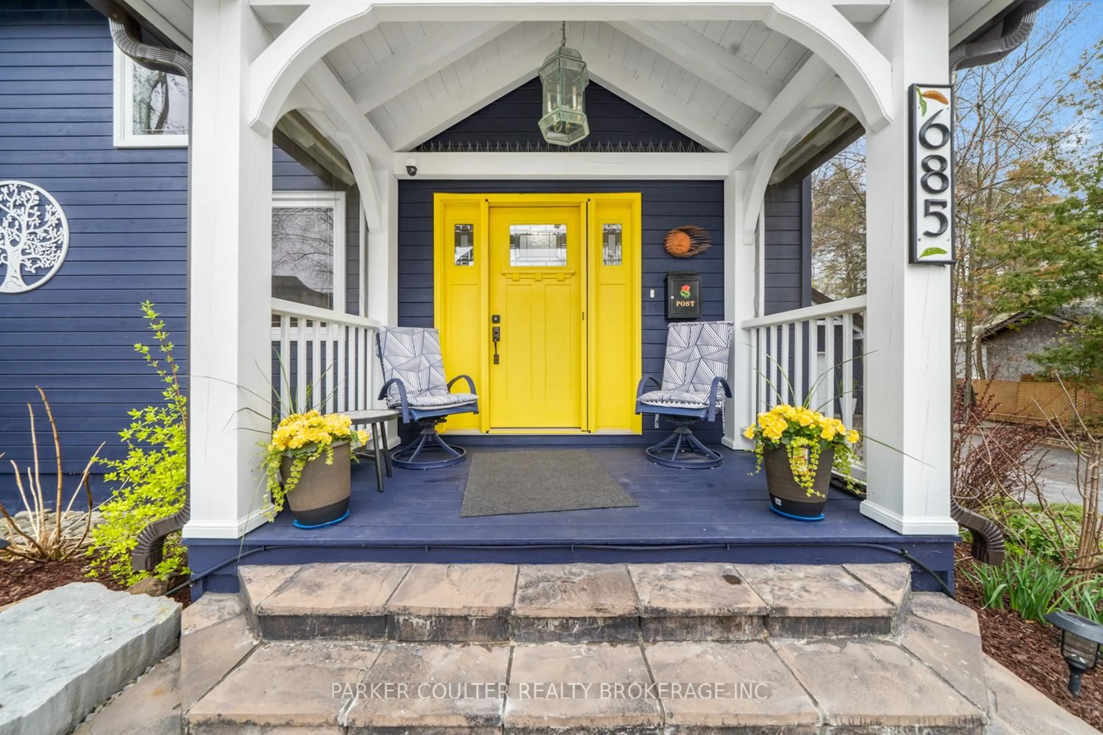 Indoor entryway for 685 Park Rd, Innisfil Ontario L9S 2E1