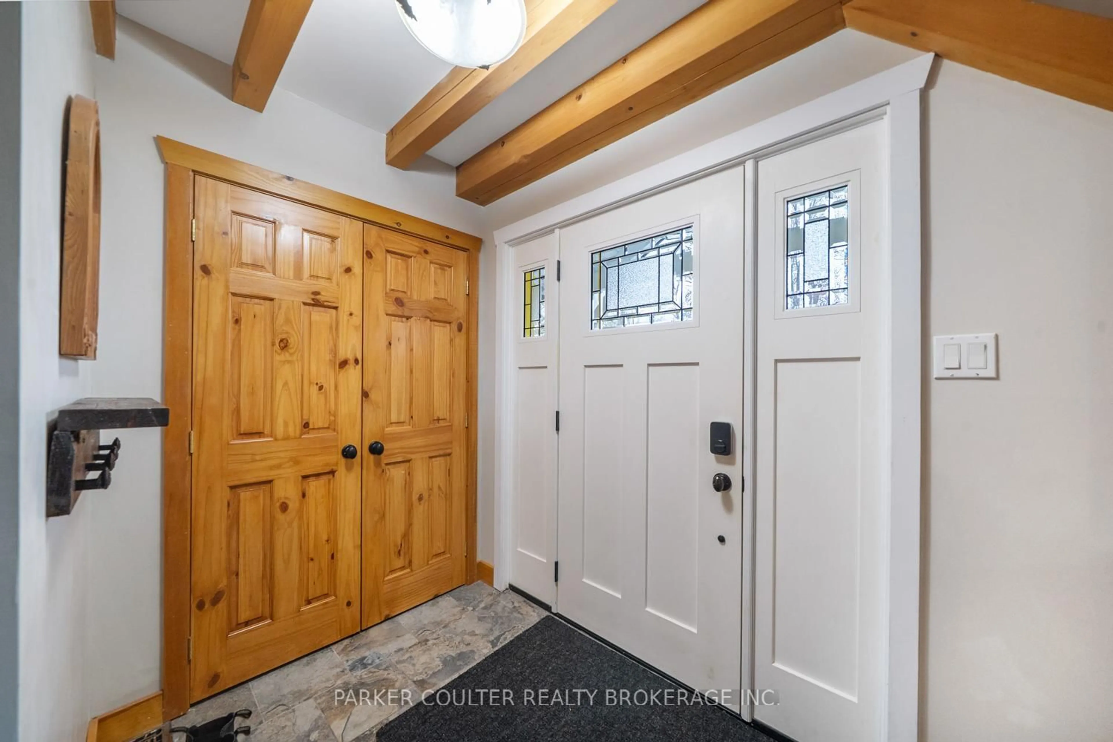 Indoor entryway for 685 Park Rd, Innisfil Ontario L9S 2E1