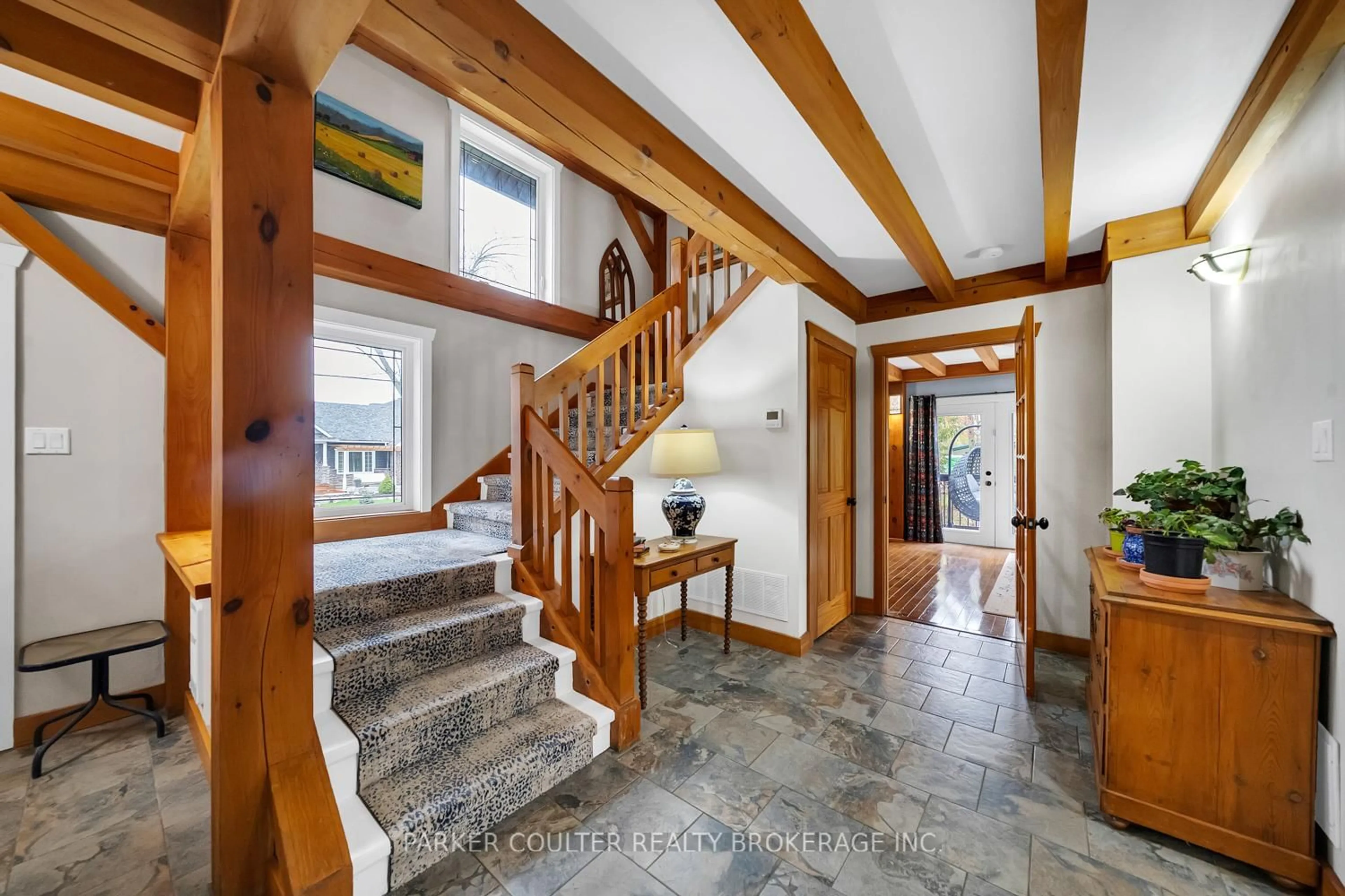 Indoor foyer for 685 Park Rd, Innisfil Ontario L9S 2E1
