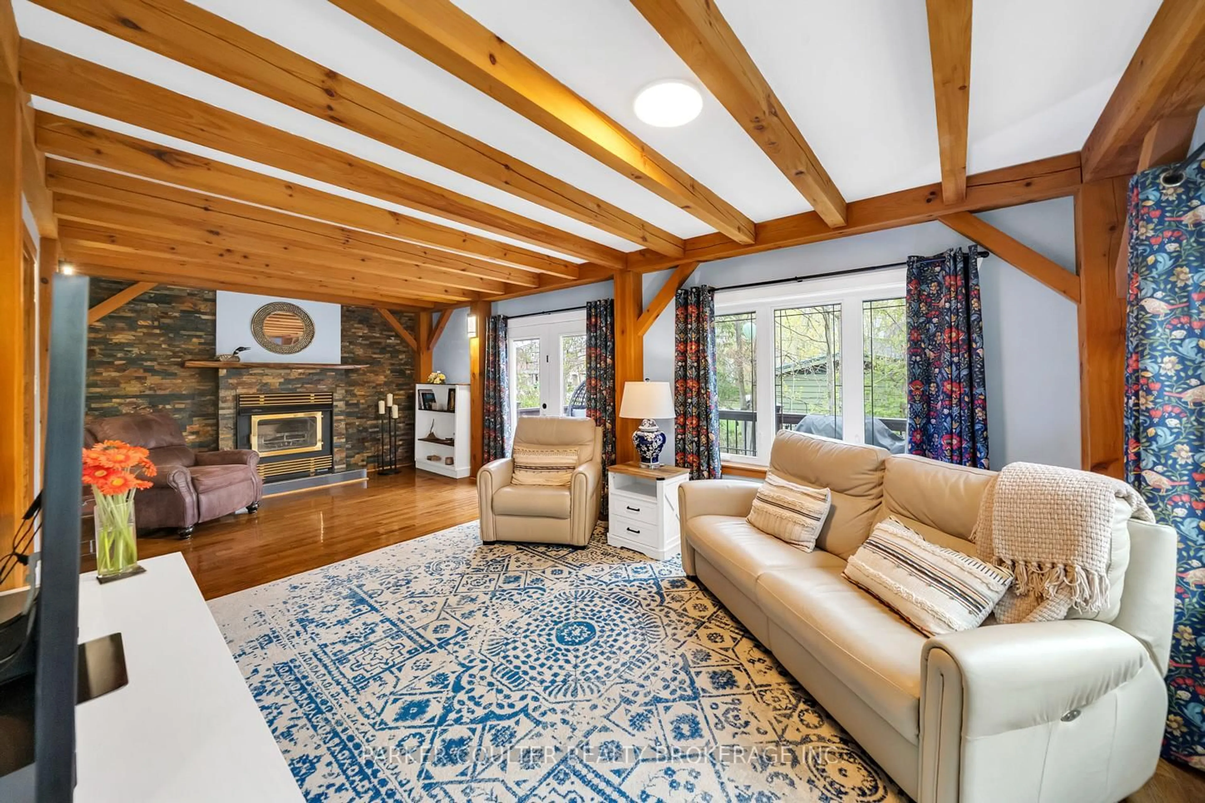 Living room with furniture, unknown for 685 Park Rd, Innisfil Ontario L9S 2E1