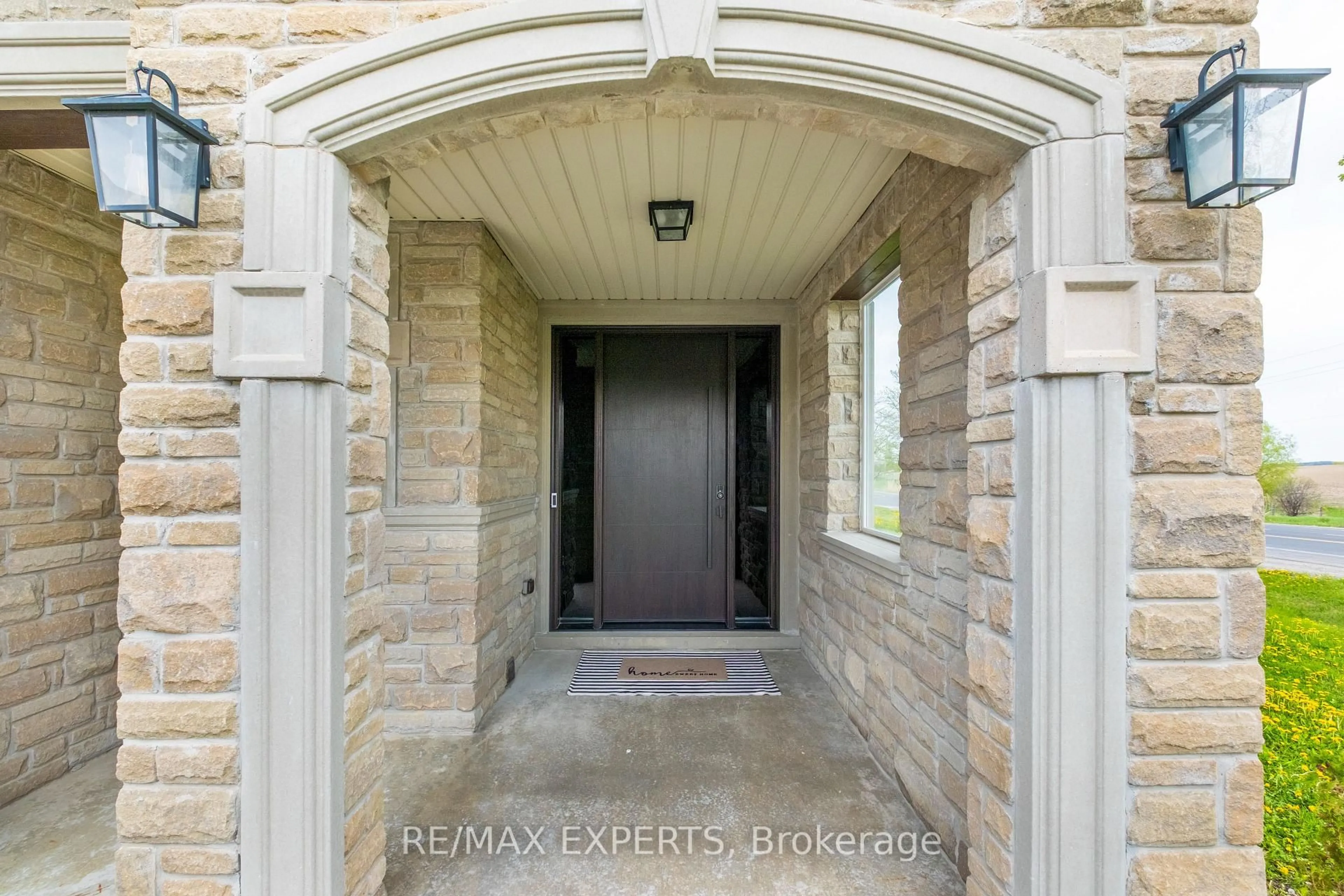 Indoor entryway for 12 Valley Point Cres, King Ontario L7B 0B7