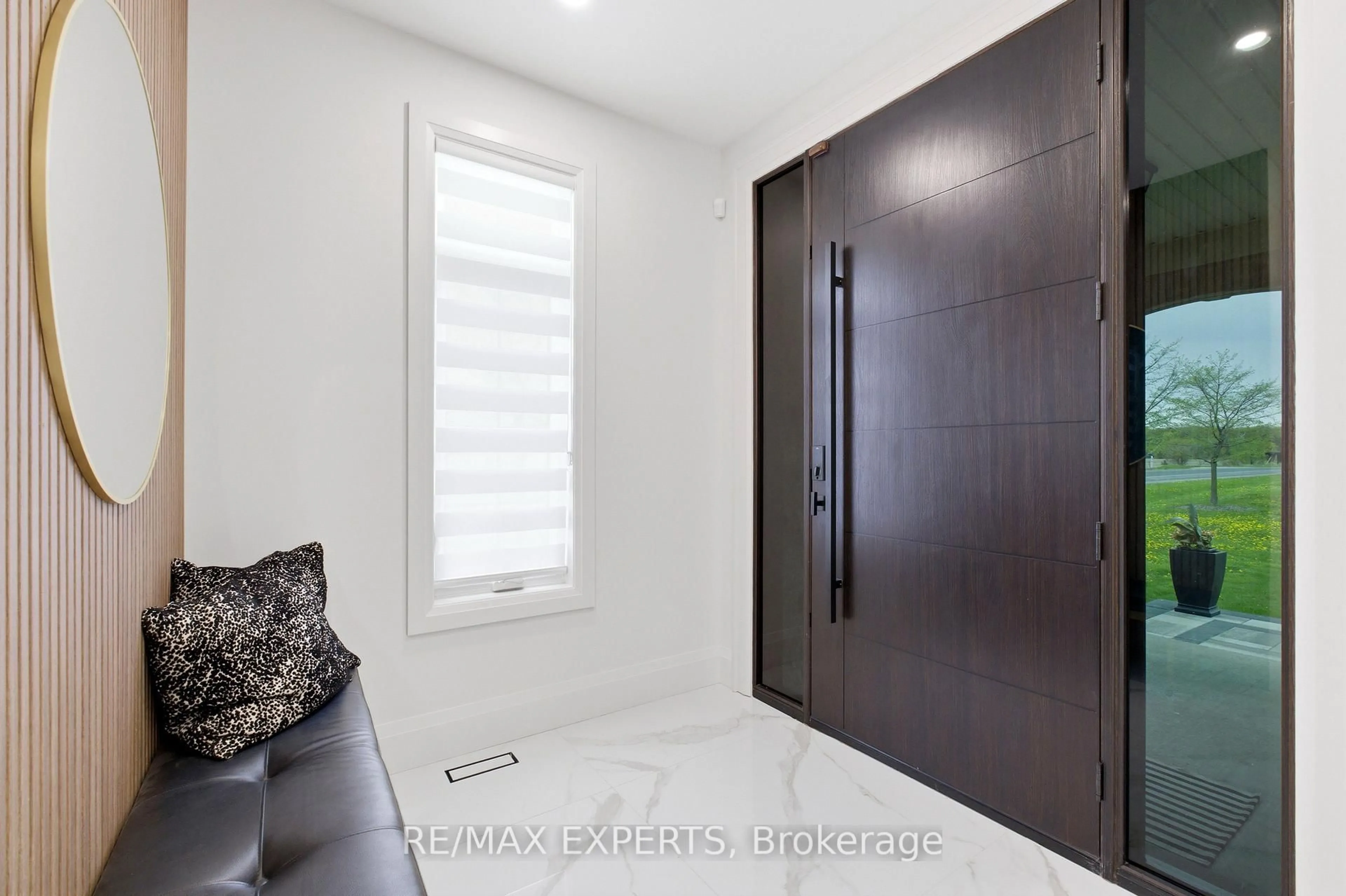 Indoor entryway for 12 Valley Point Cres, King Ontario L7B 0B7