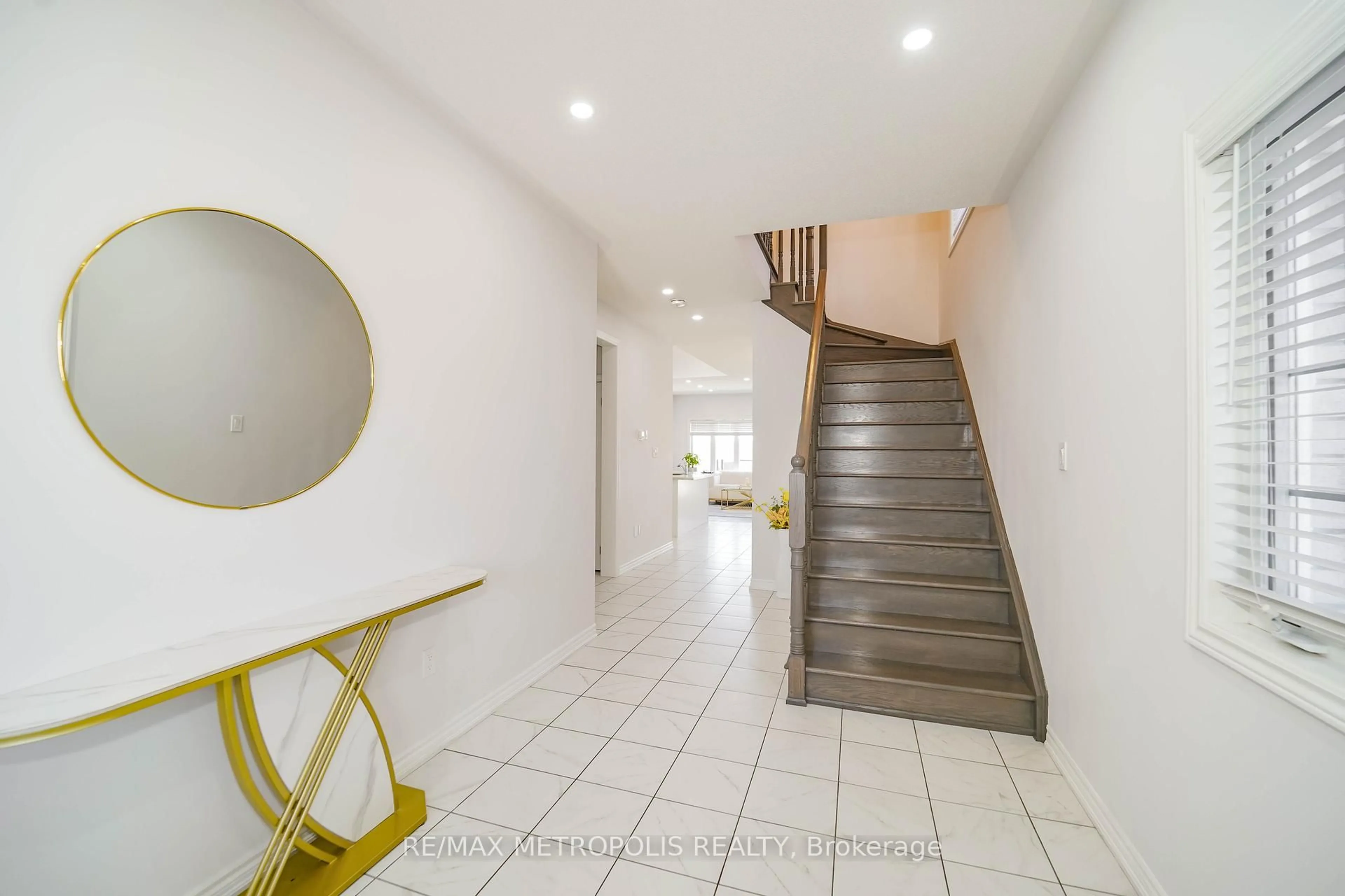 Indoor foyer for 22 Haskins Cres, Georgina Ontario L4P 0H4