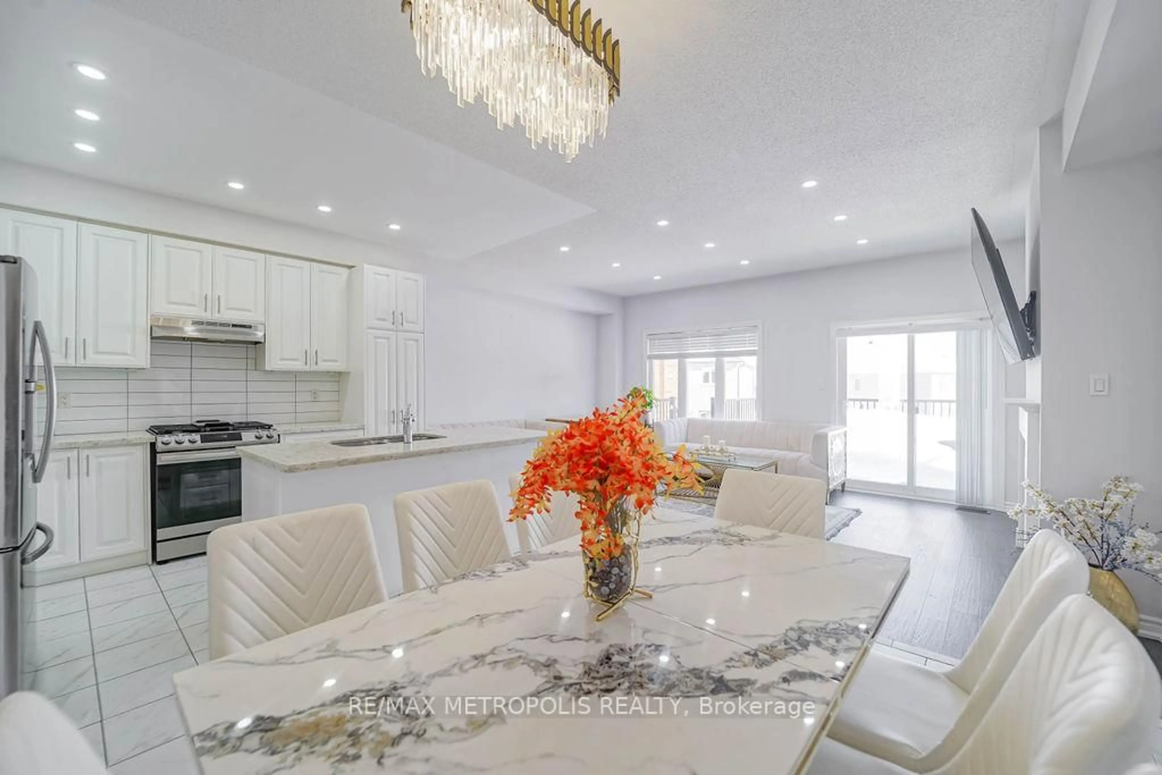 Open concept kitchen, ceramic/tile floor for 22 Haskins Cres, Georgina Ontario L4P 0H4