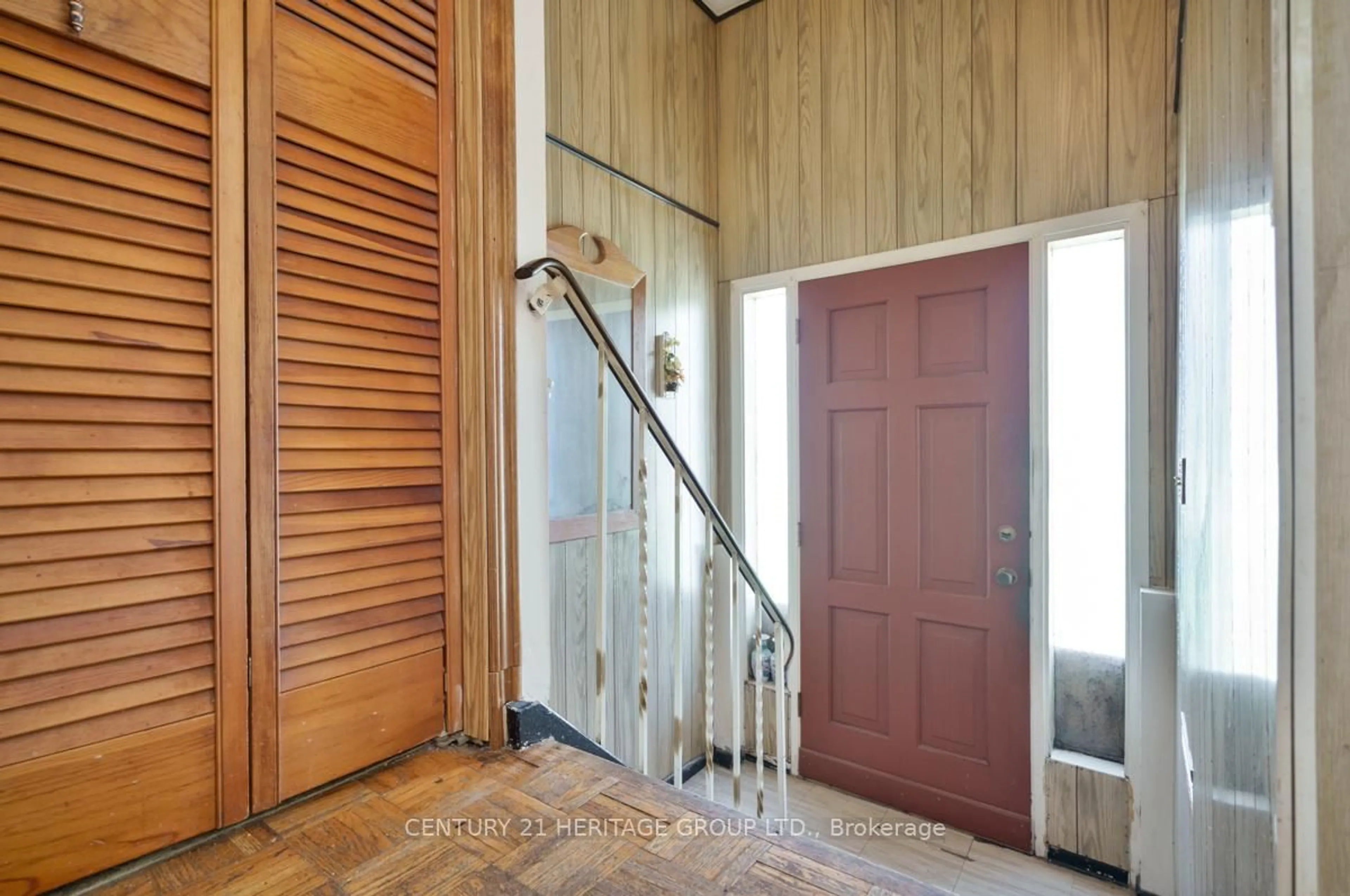 Indoor foyer for 330 Amelia St, Newmarket Ontario L3Y 4Y6