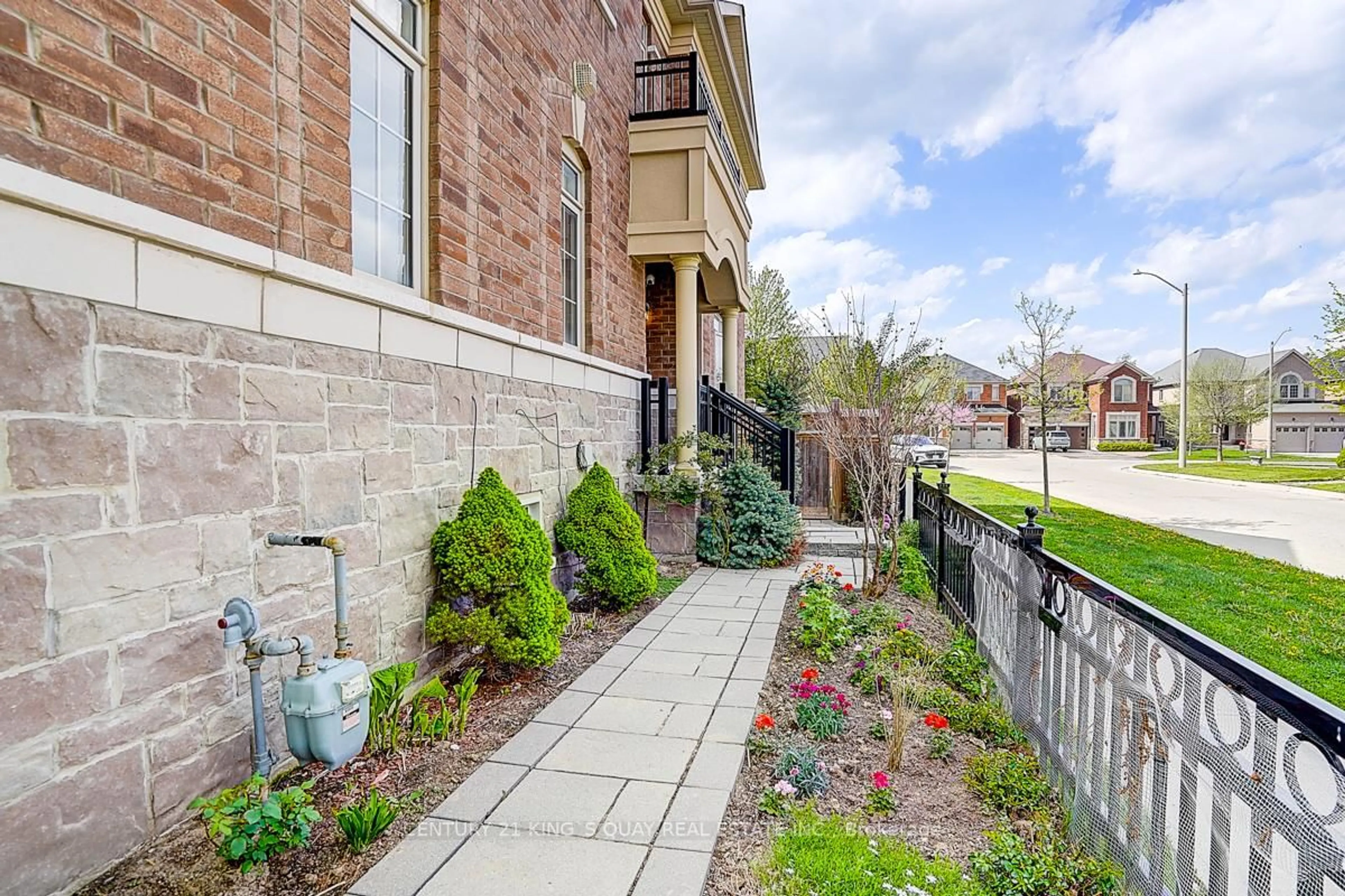 Patio, street for 6 Ruffle Lane, Richmond Hill Ontario L4E 0W3