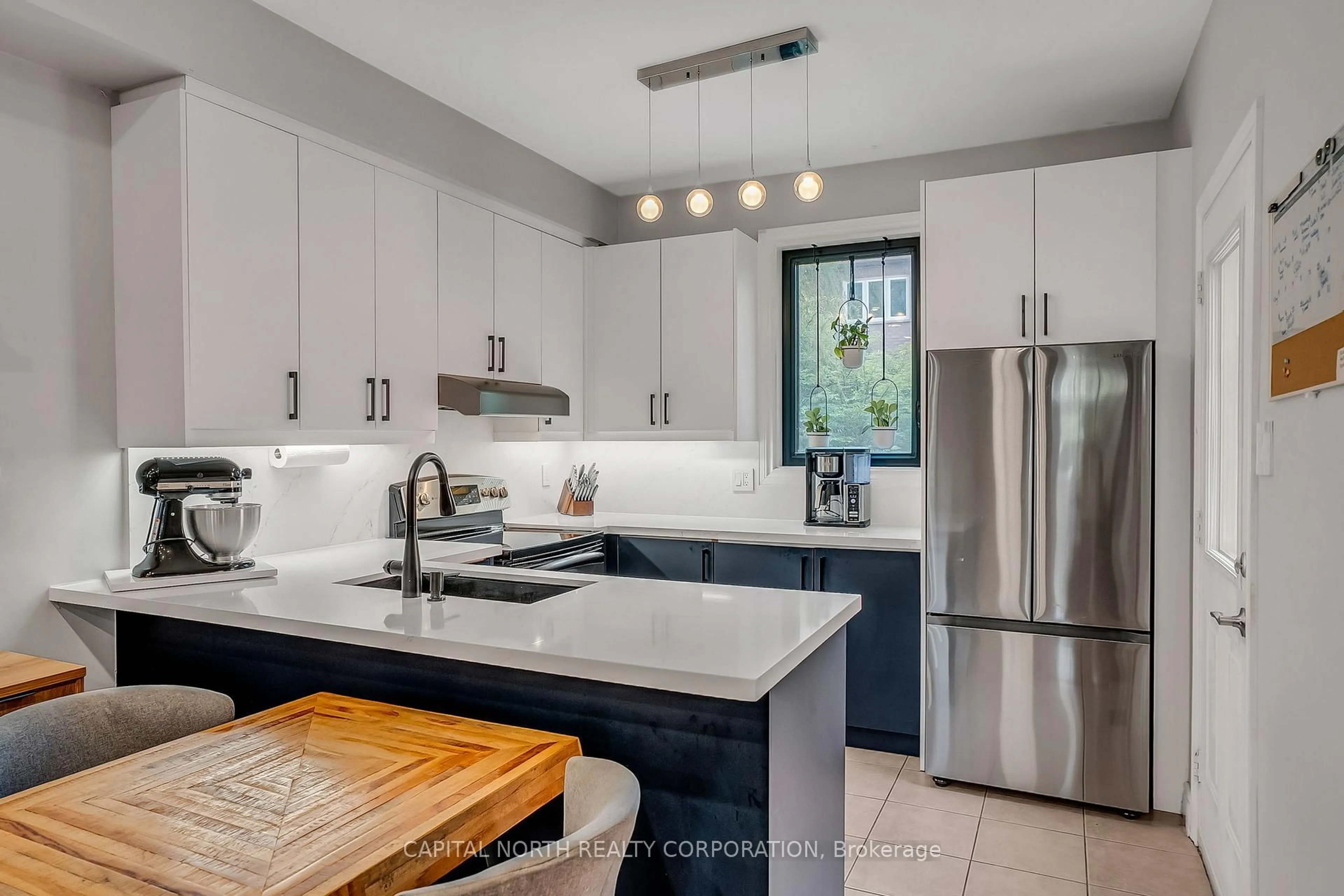 Open concept kitchen, ceramic/tile floor for 76 Longwood Ave, Richmond Hill Ontario L4E 4A6