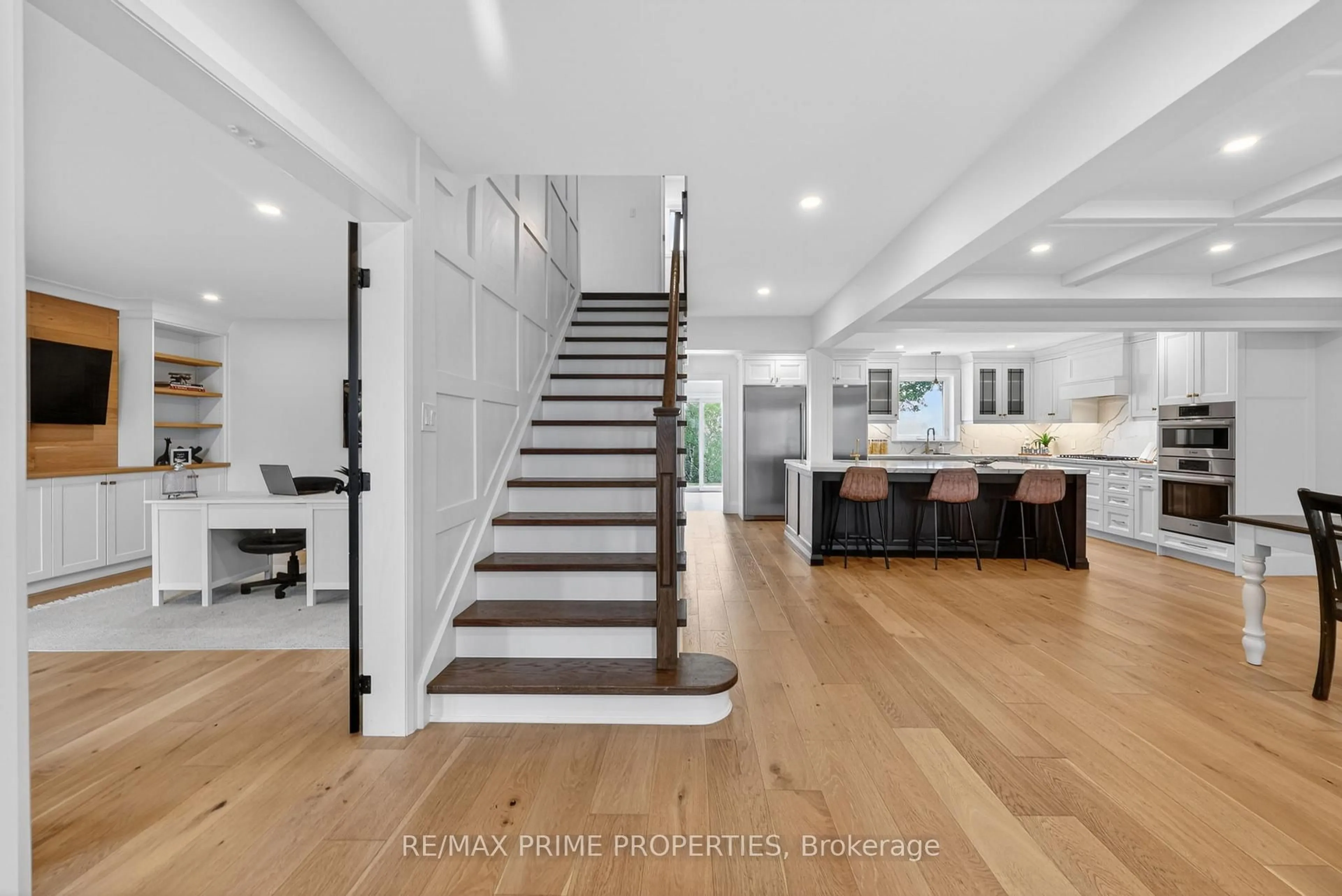 Indoor entryway for 64 Balmoral Hts, East Gwillimbury Ontario L0G 1R0