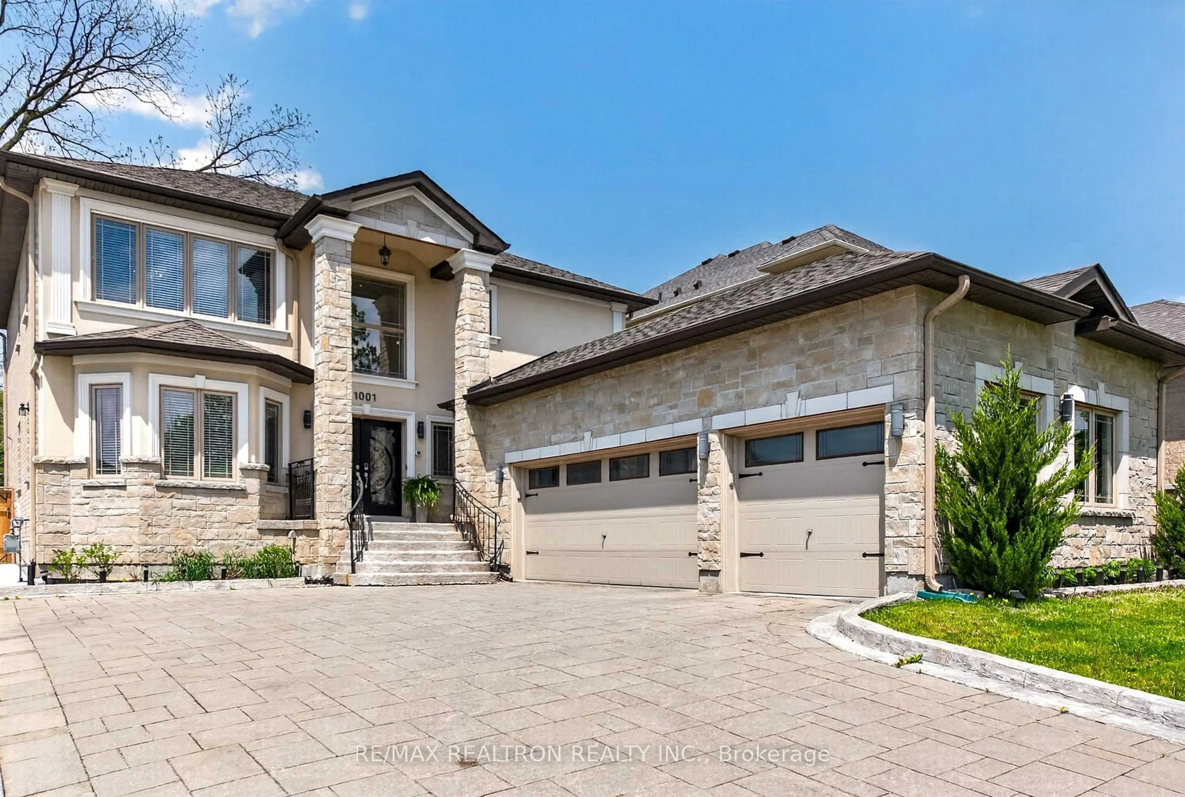 Home with brick exterior material, street for 1001 Gorham St, Newmarket Ontario L3Y 5G9
