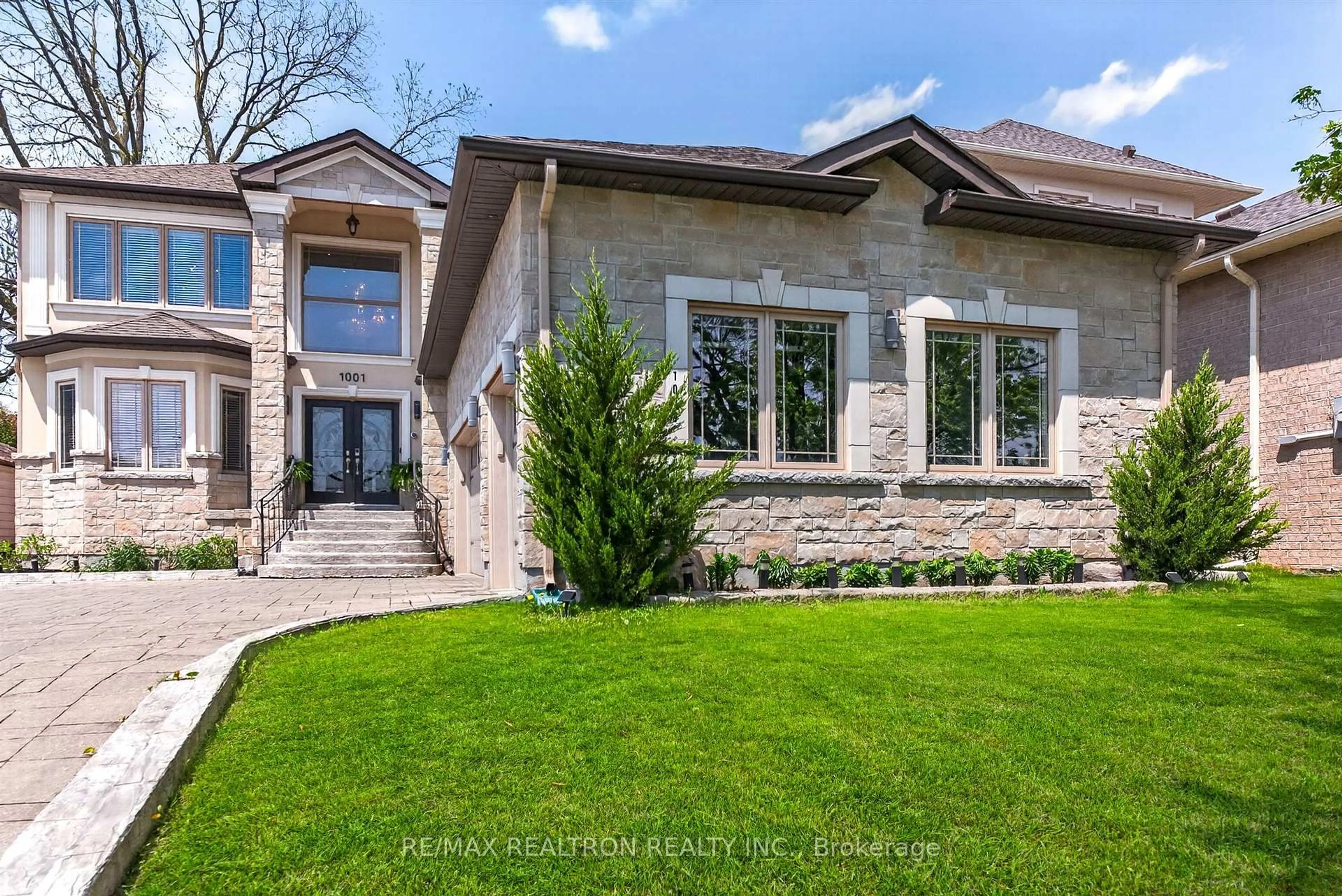 Home with brick exterior material, street for 1001 Gorham St, Newmarket Ontario L3Y 5G9