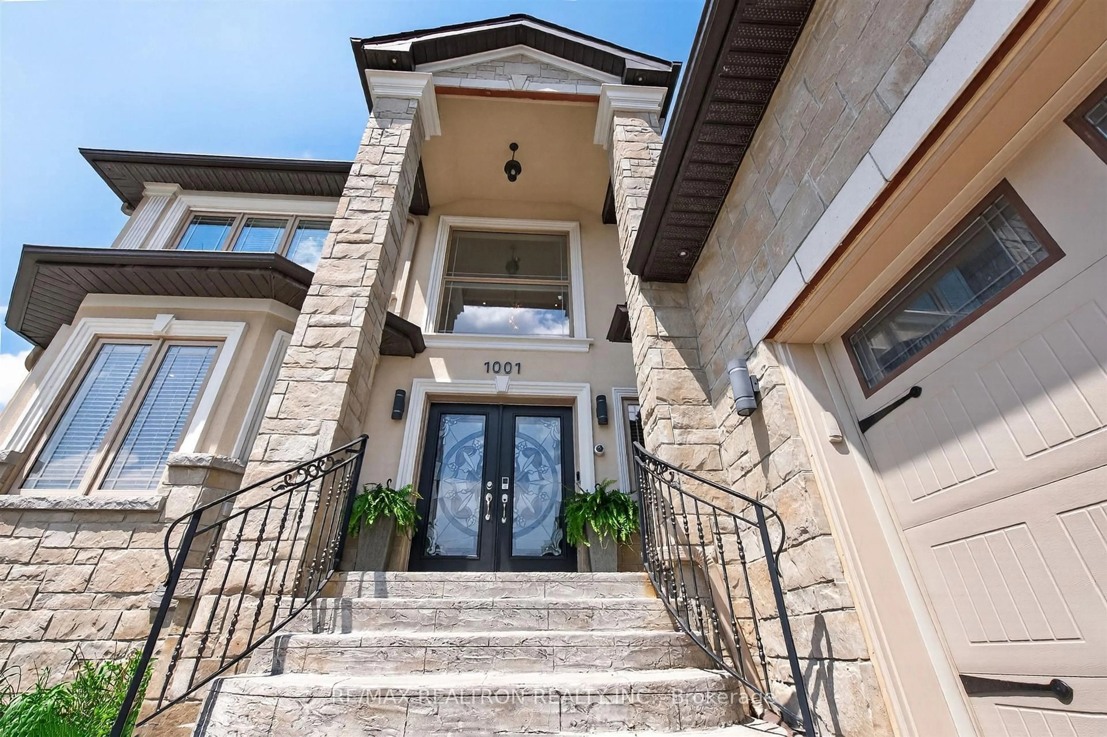 Unknown for 1001 Gorham St, Newmarket Ontario L3Y 5G9