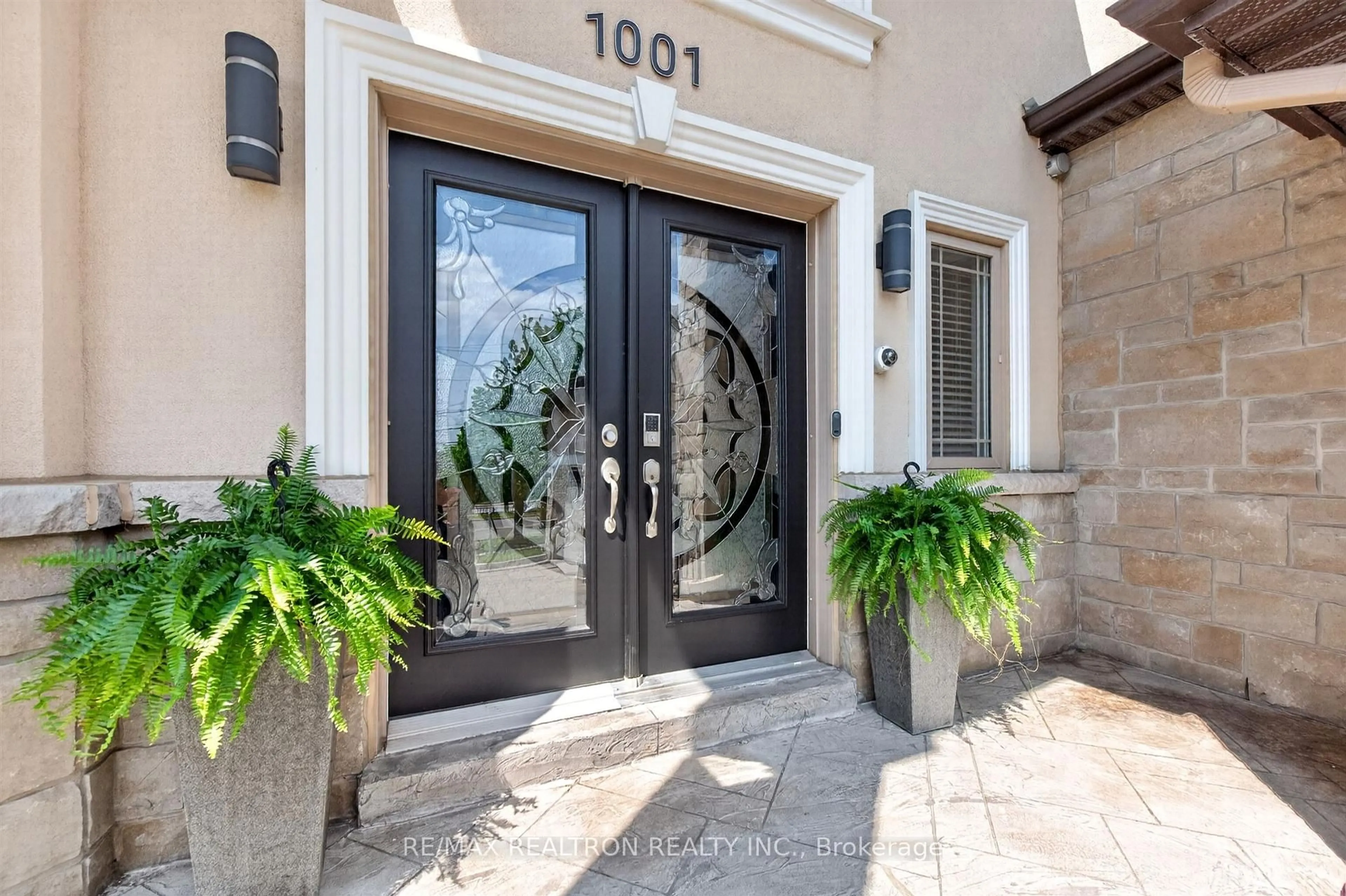 Indoor entryway for 1001 Gorham St, Newmarket Ontario L3Y 5G9